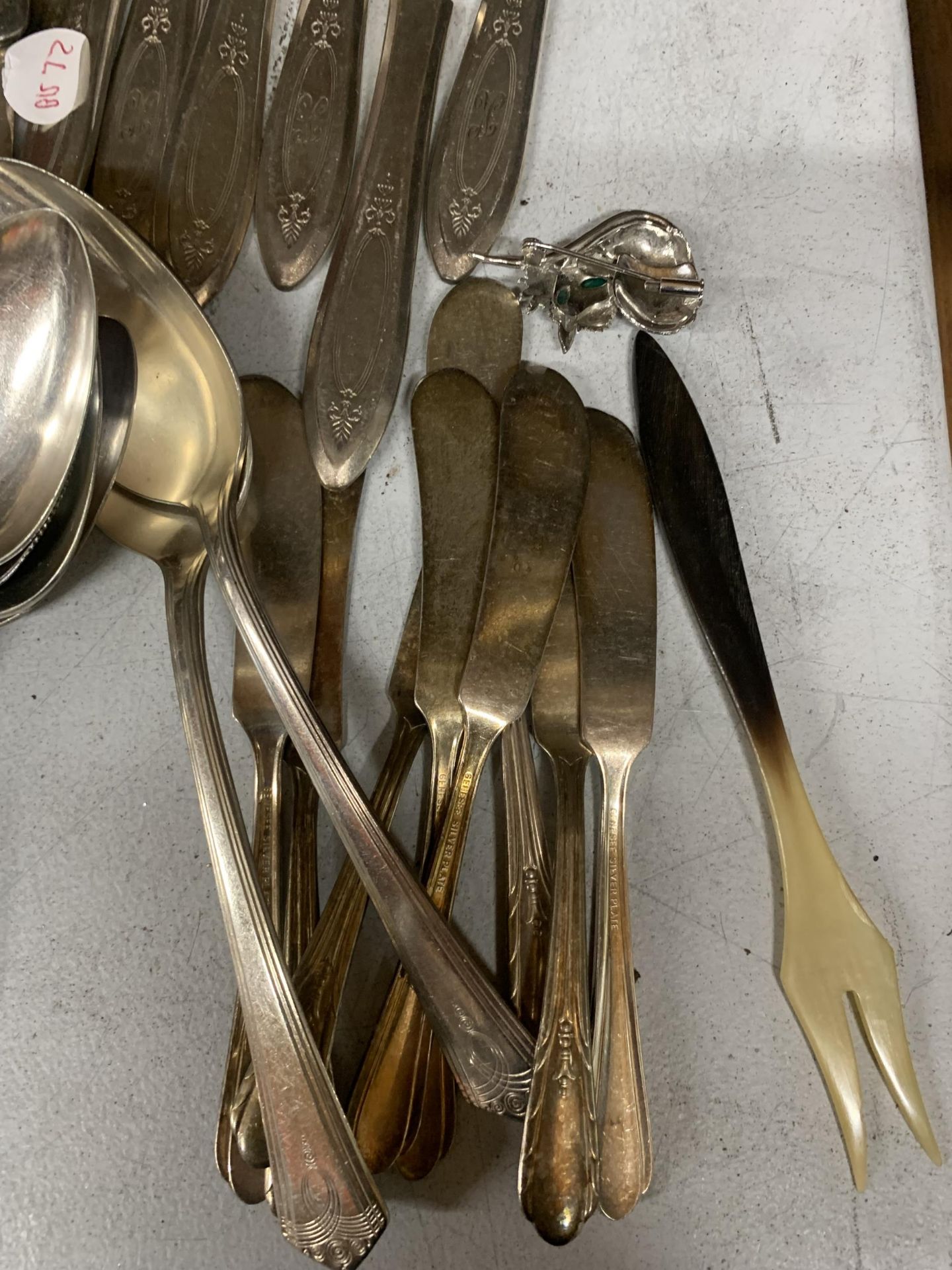 A QUANTITY OF VINTAGE FLATWARE TO INCLUDE CRUMB TRAY - Image 3 of 5