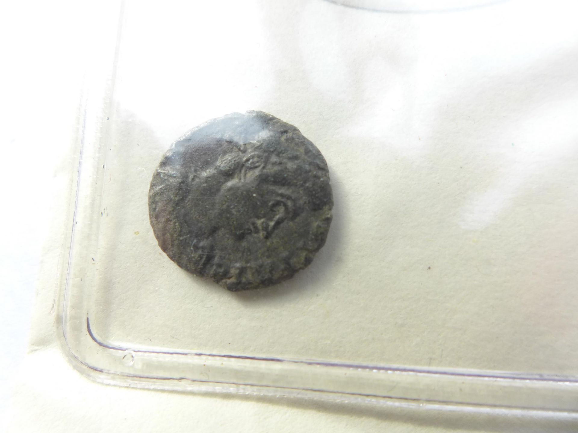 A COLLECTION OF THREE ROMAN COINS, SEPTIMUS SEVERUS (193-211 AD) SILVER DENARIUS, CONSTANTINE THE - Image 3 of 5