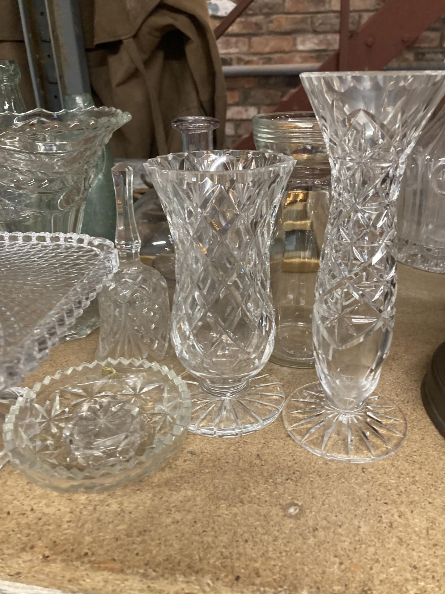 A LARGE QUANTITY OF GLASSWARE TO INCLUDE A CAKE STAND, TRINKET POT, VASES, CANDLESTICK ETC., - Bild 4 aus 5