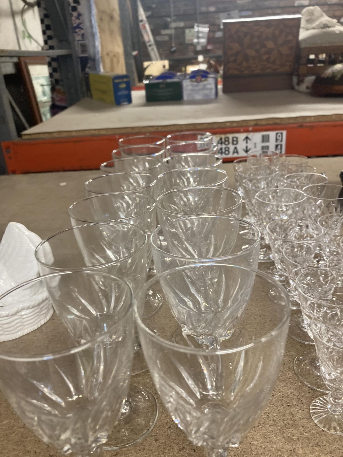 A QUANTITY OF GLASSES TO INCLUDE WINE AND CUT GLASS SHERRY AND PORT GLASSES - Image 5 of 5