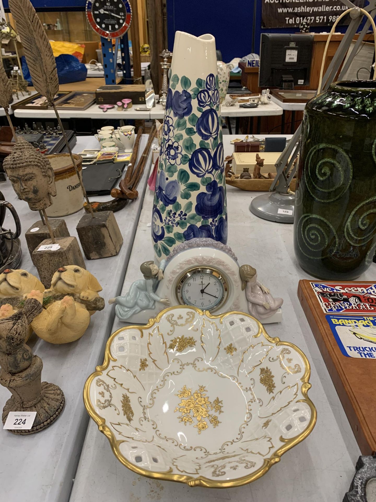 THREE CERAMIC ITEMS TO INCLUDE A LARGE HAND PAINTED VASE HEIGHT - 46CM, A GERMAN WHITE AND GILT BOWL