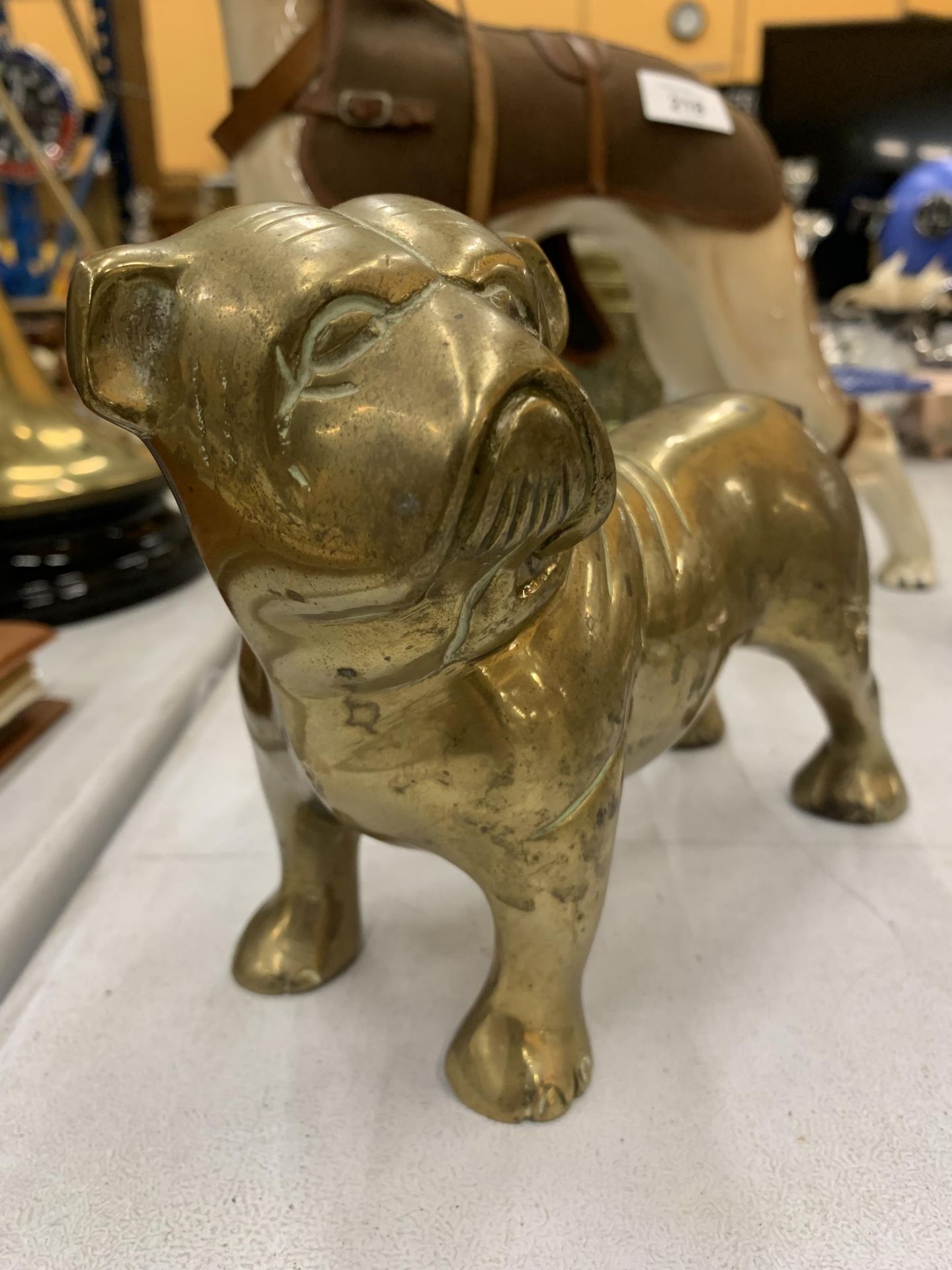 A LARGE BRASS STAFFORDSHIRE BULLDOG HEIGHT 15CM - Image 2 of 4