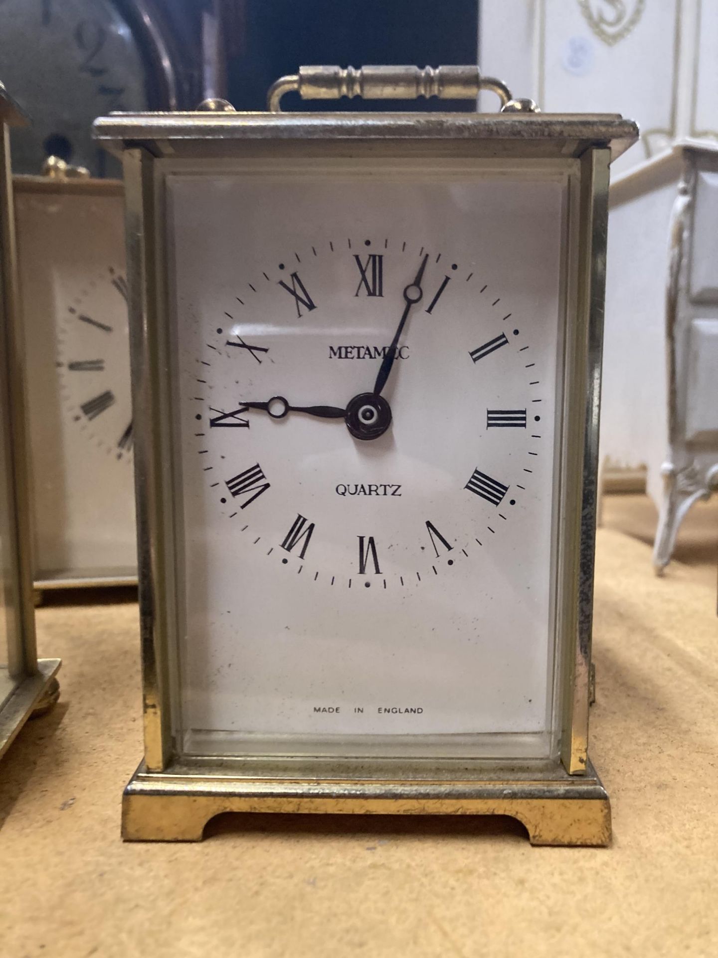 A QUANTITY OF CLOCKS TO INCLUDE A CASED MAHOGANY MANTLE CLOCK AND VARIOUS CARRIAGE CLOCKS TO - Image 4 of 6