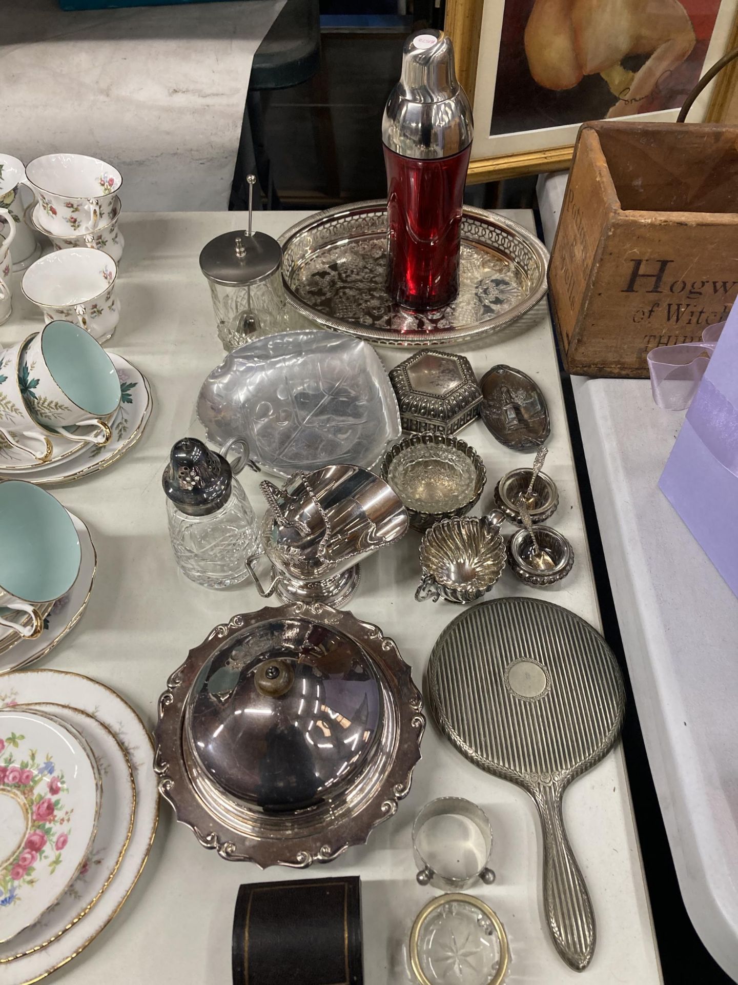 A LARGE QUANTITY OF SILVER PLATE TO INCLUDE A BUTTER DISH, MIRROR, FLOUR SHAKER, TRAY, NAPKINS,
