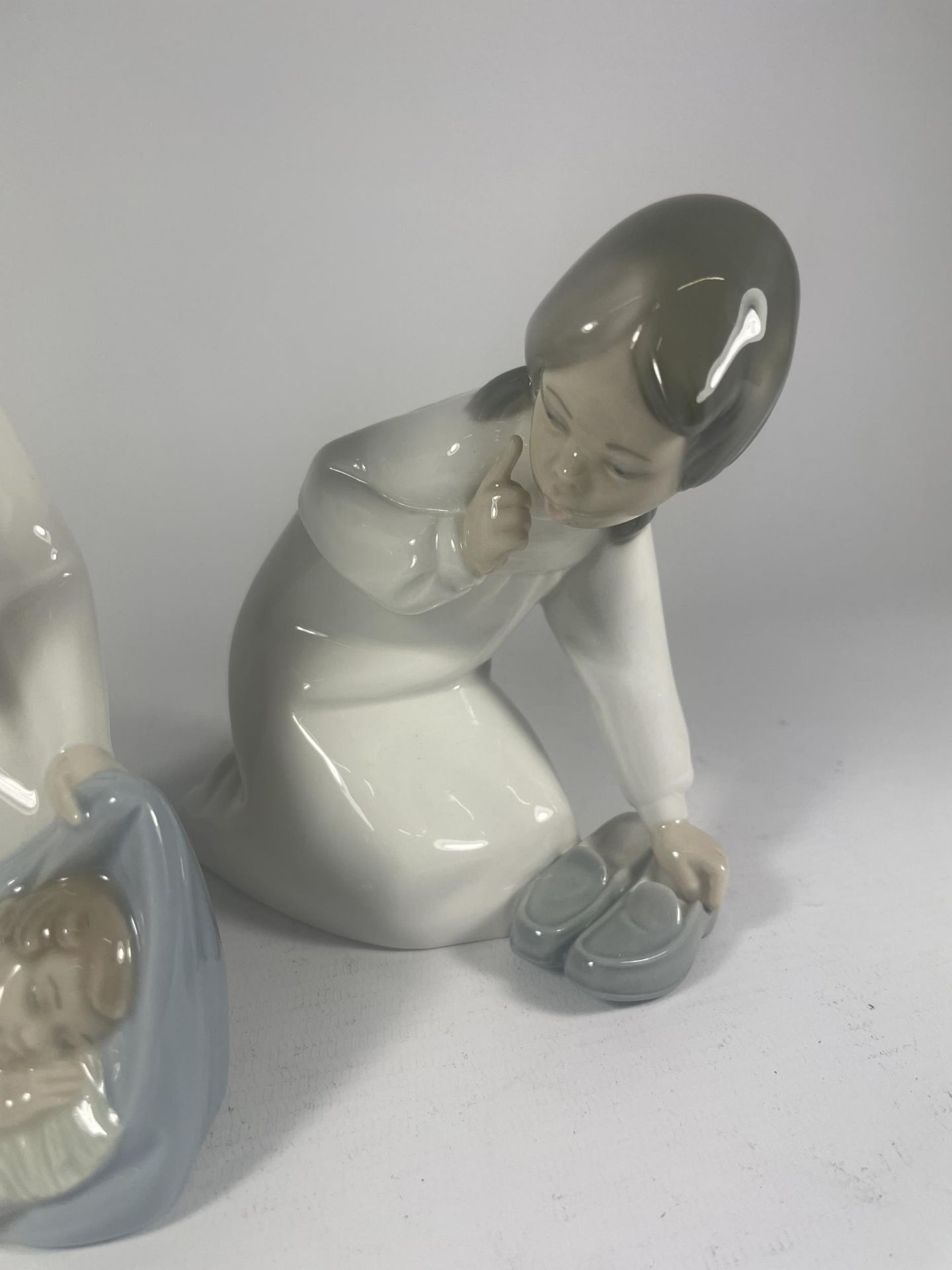 TWO LLADRO FIGURES OF A GIRL WITH SHOES & A BOY WITH CHILD - Image 3 of 5