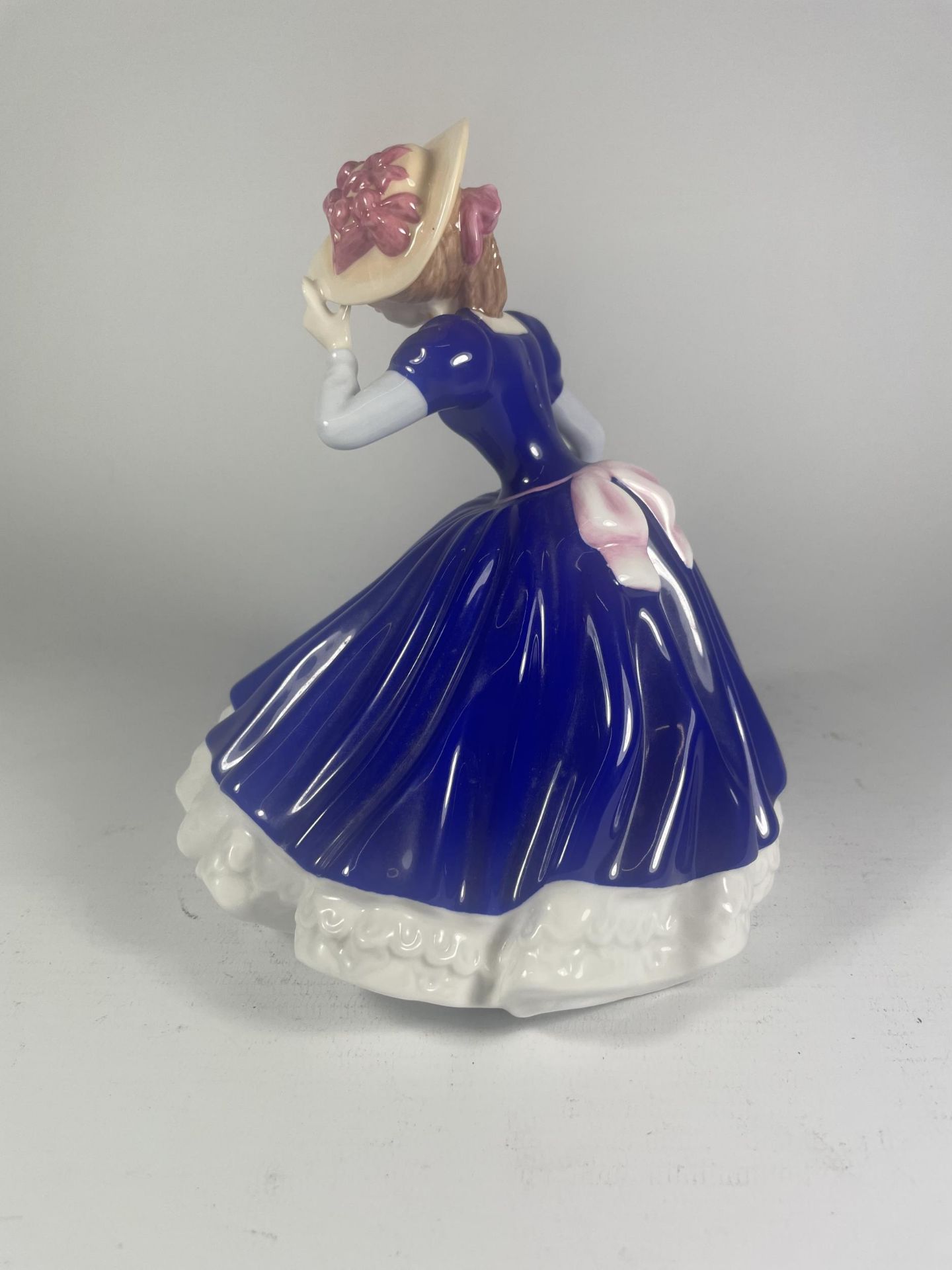 A ROYAL DOULTON FIGURE OF THE YEAR 2006 MARY FIGURE - Image 2 of 5