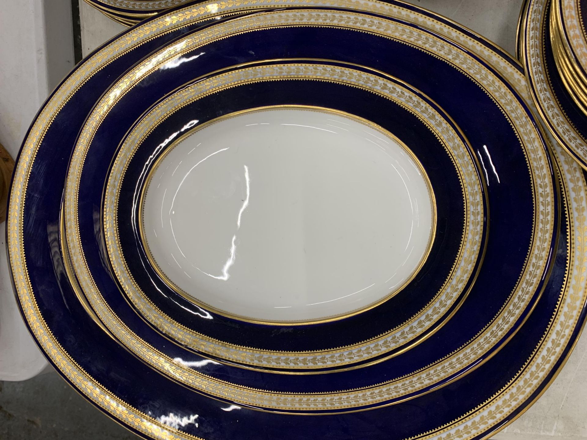 A QUANTITY OF SPODE TO INCLUDE SERVING PLATTERS, BOWLS, PLATES, ETC, IN COBALT BLUE WITH GILT - Image 8 of 8