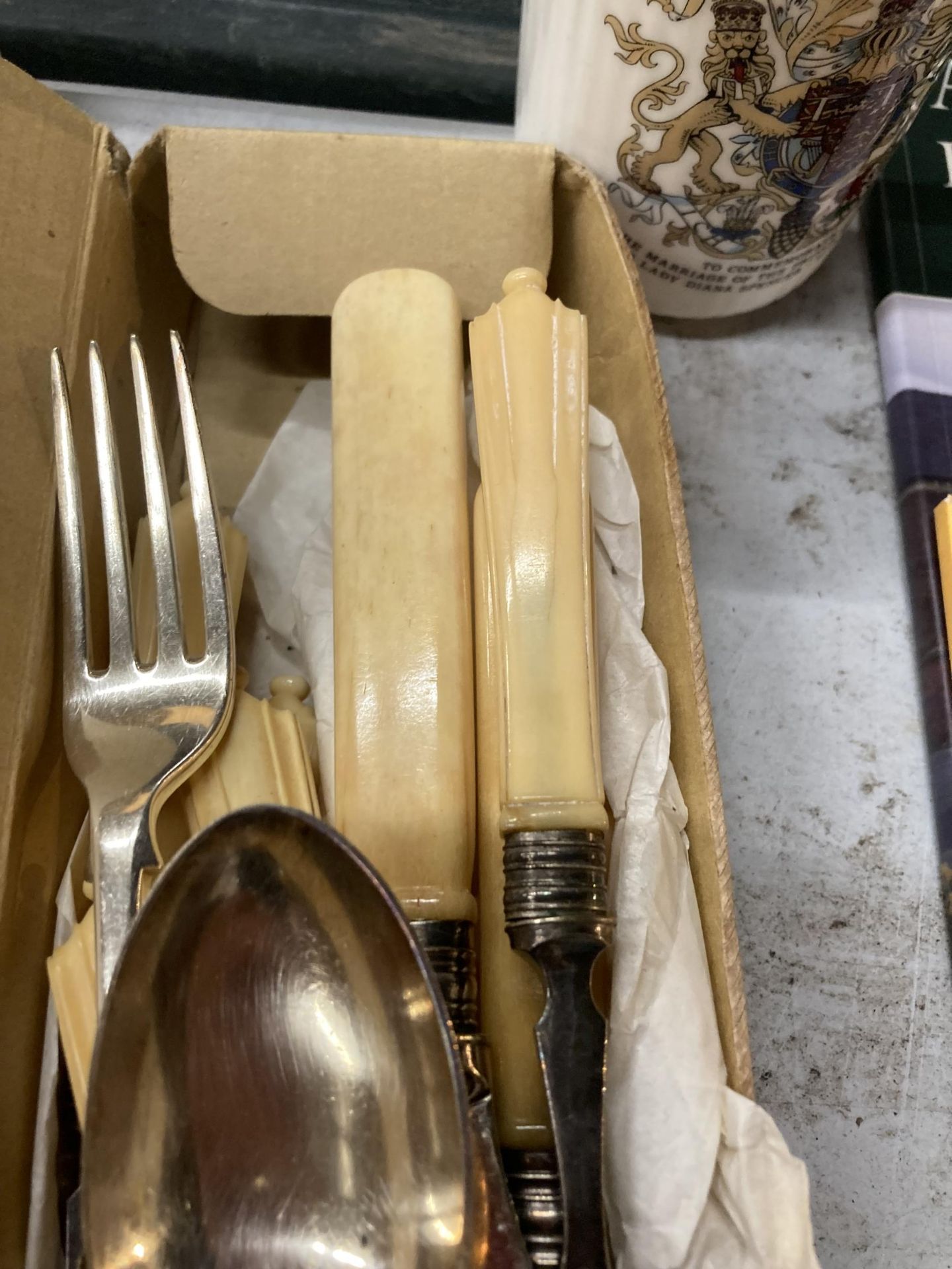 A LARGE QUANTITY OF FLATWARE - Image 4 of 4