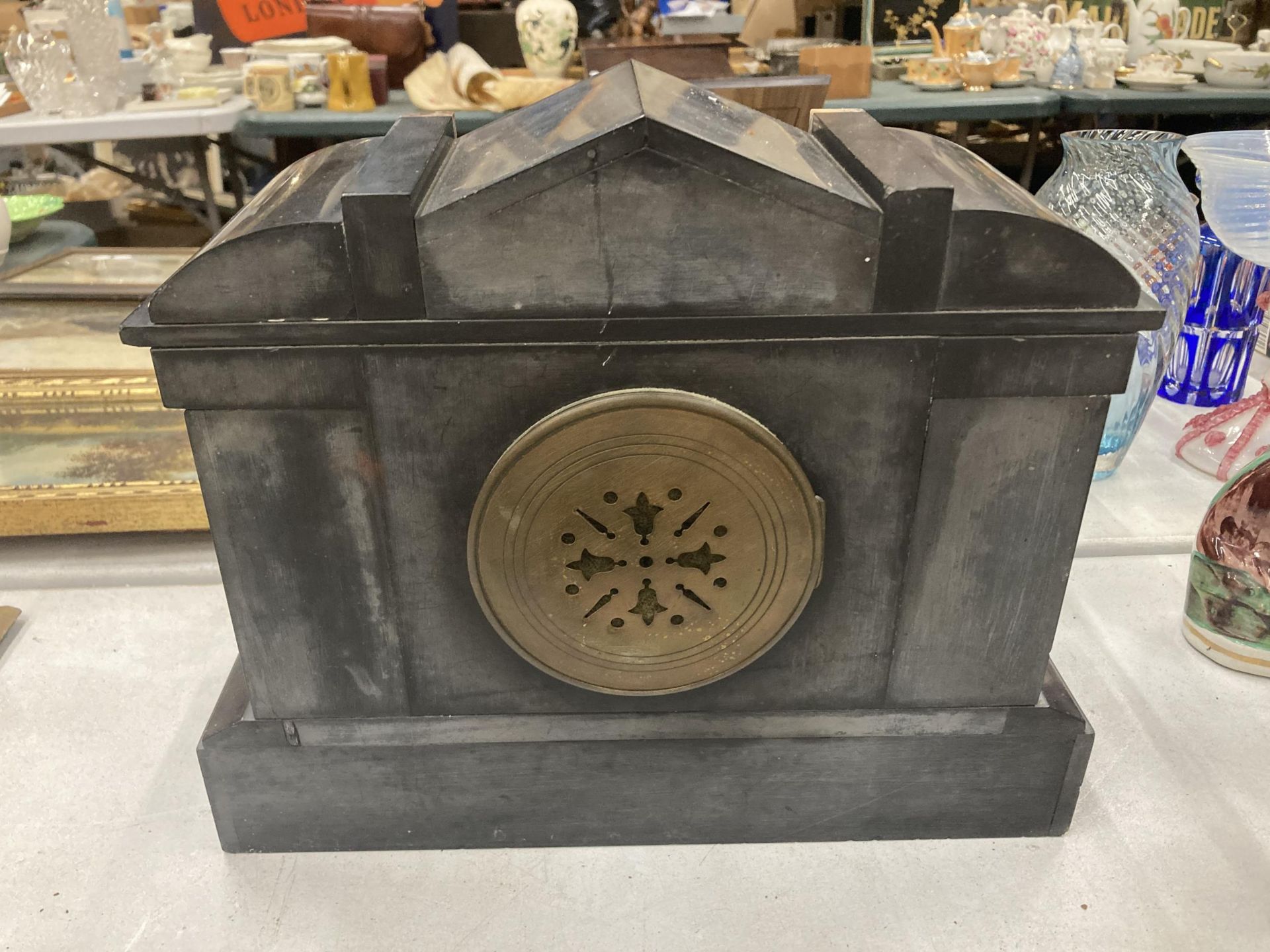 A VINTAGE BLACK MARBLE MANTLE CLOCK WITH PILLAR DECORATION VENDOR STATES IN WORKING ORDER BUT NO - Image 4 of 5