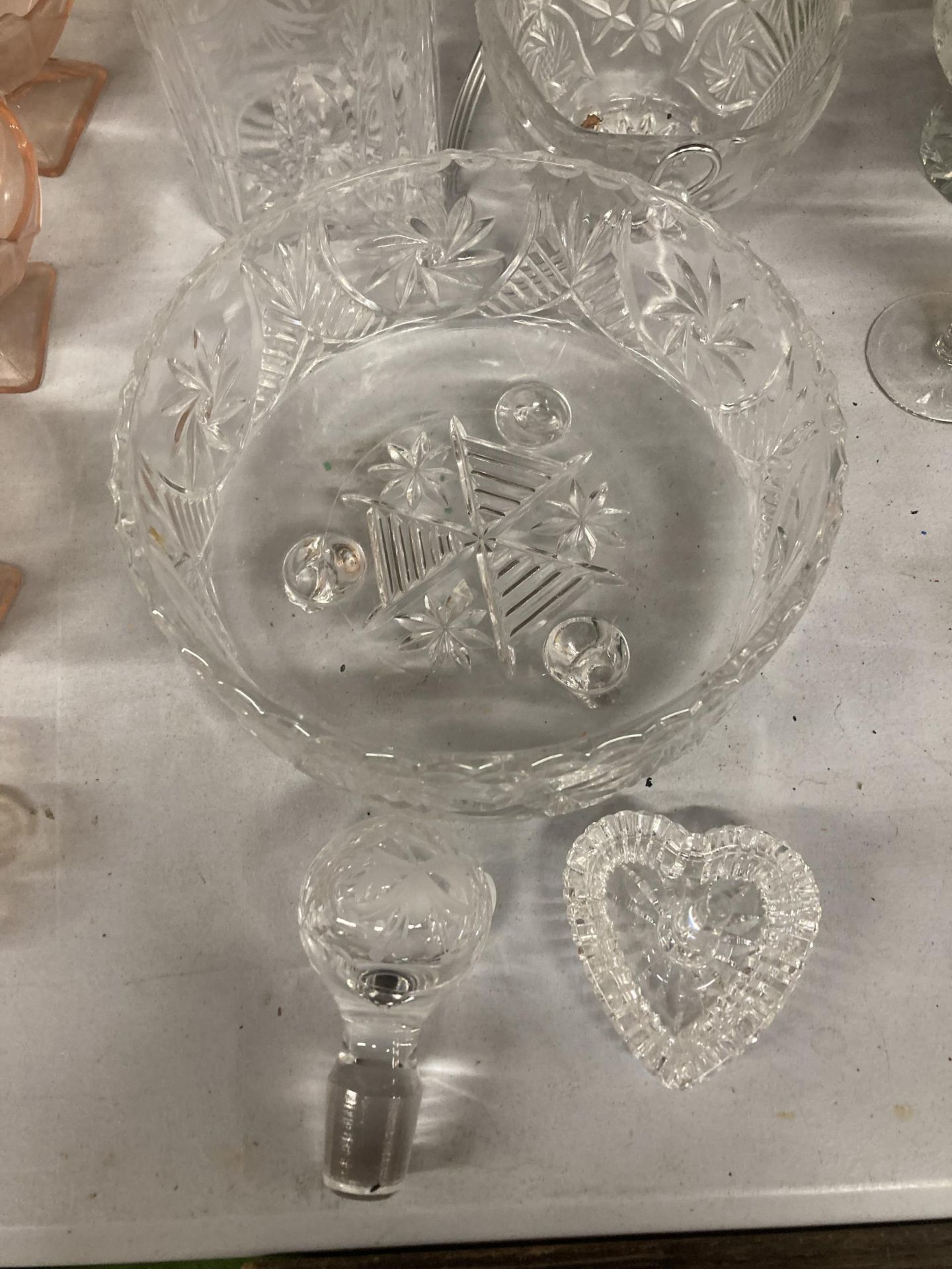 A QUANTITY OF CLEAR GLASSWARE TO INCLUDE VASES, BOWLS, ETC - Image 2 of 7