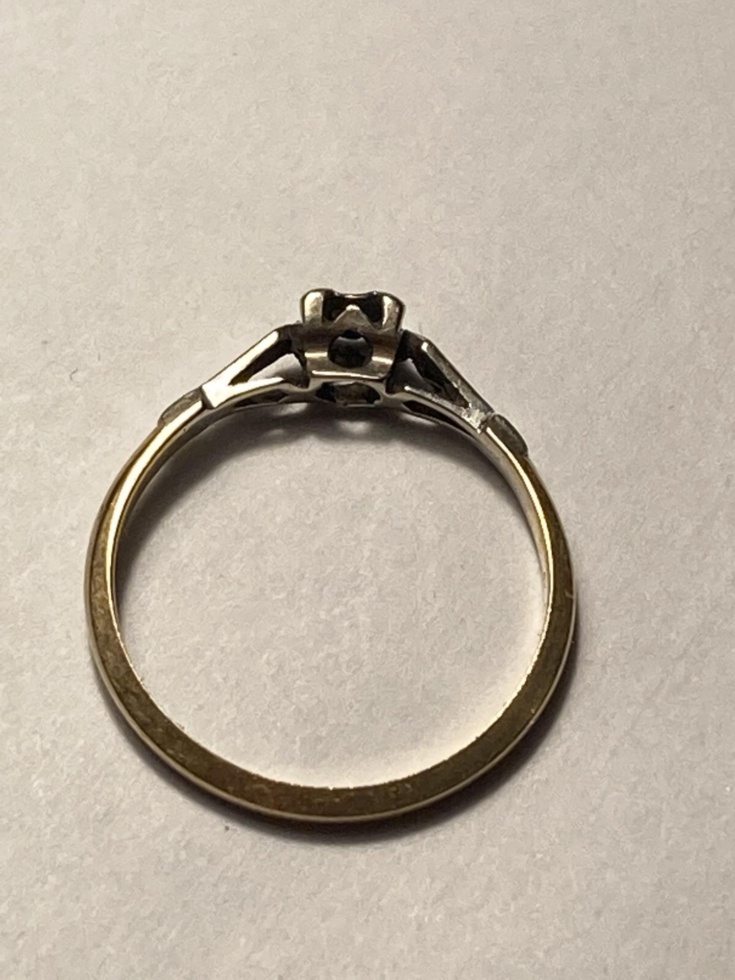 AN 18 CARAT GOLD SOLITAIRE DIAMOND RING K - Image 3 of 3