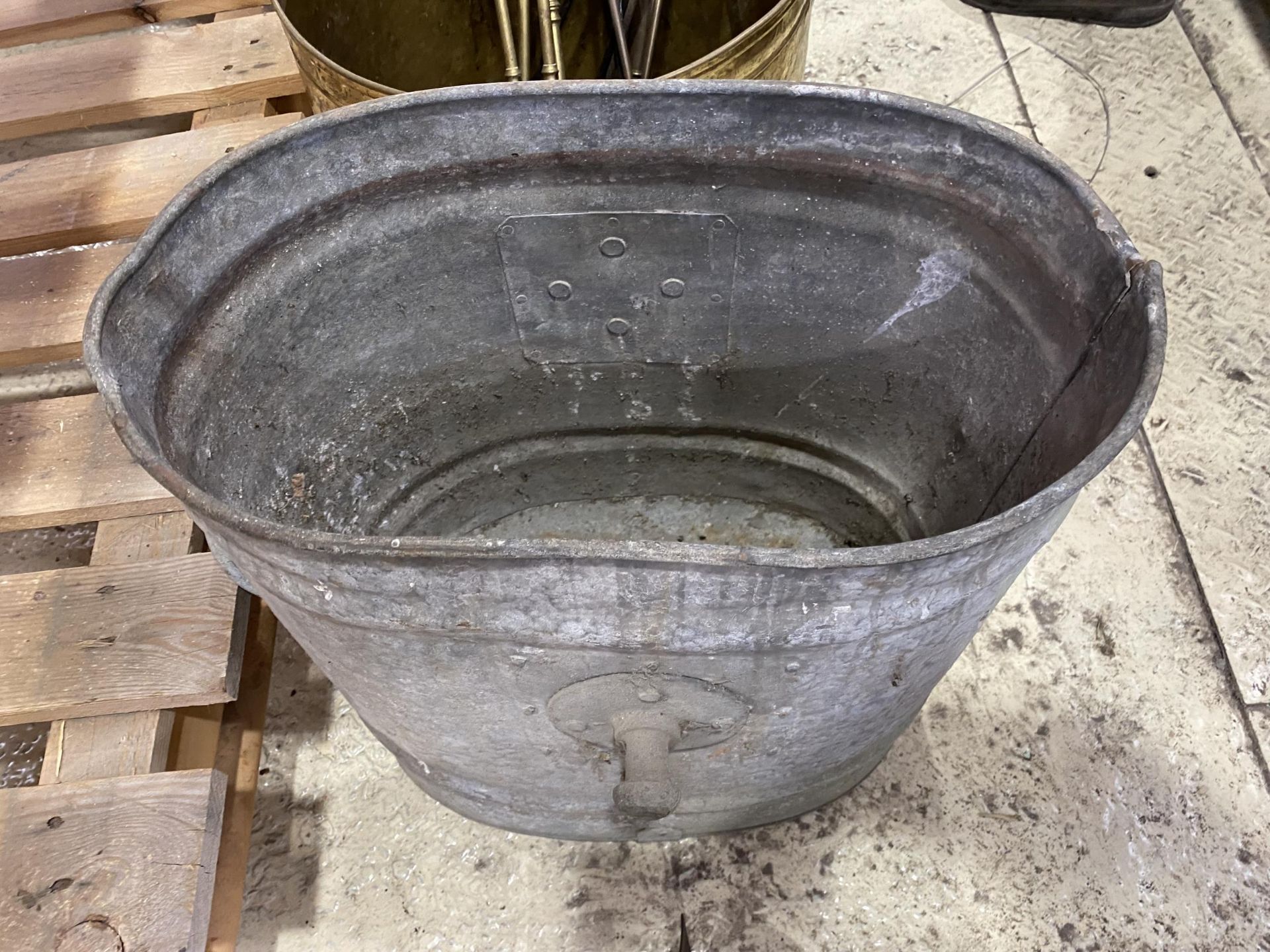 A VINTAGE GALVANISED BUCKET PLANTER - Image 2 of 2