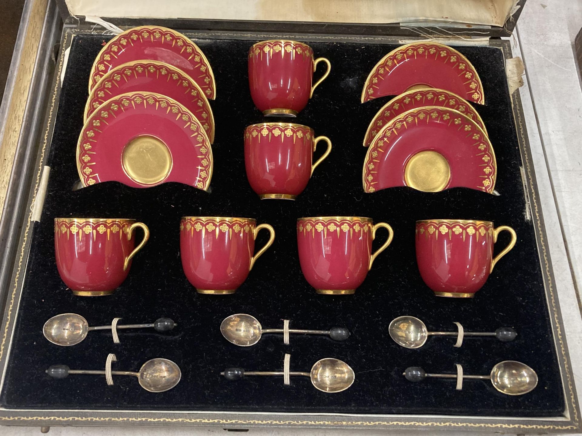 AN ART DECO CASED GILT DESIGN COALPORT TEA SET COMPRISING SIX CUPS & SAUCERS WITH SIX HALLMARKED - Image 2 of 5