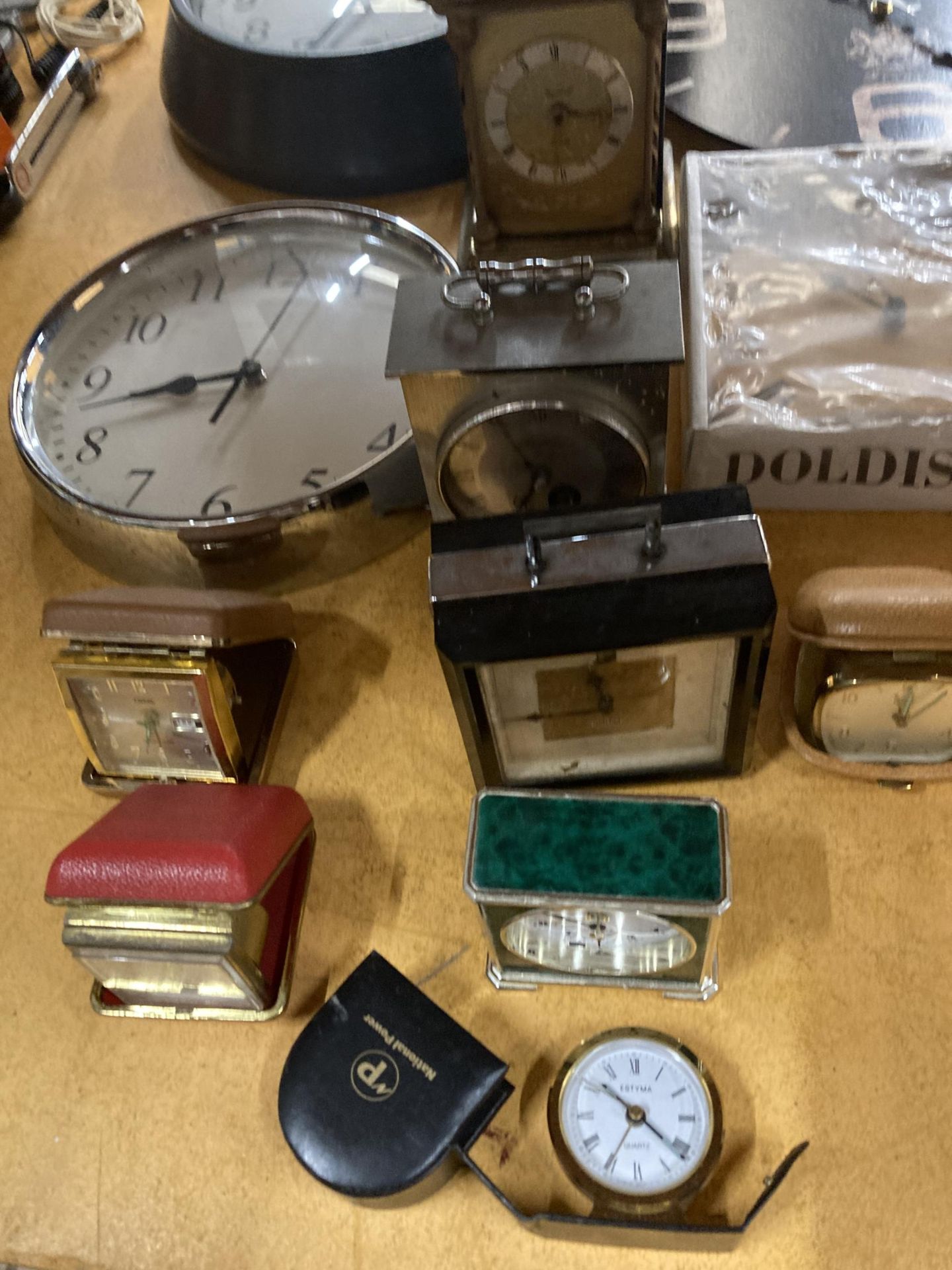 A QUANTITY OF CLOCKS TO INCLUDE VINTAGE TRAVEL ALARM CLOCKS, WALL CLOCKS AND CARRIAGE CLOCKS - Image 2 of 6