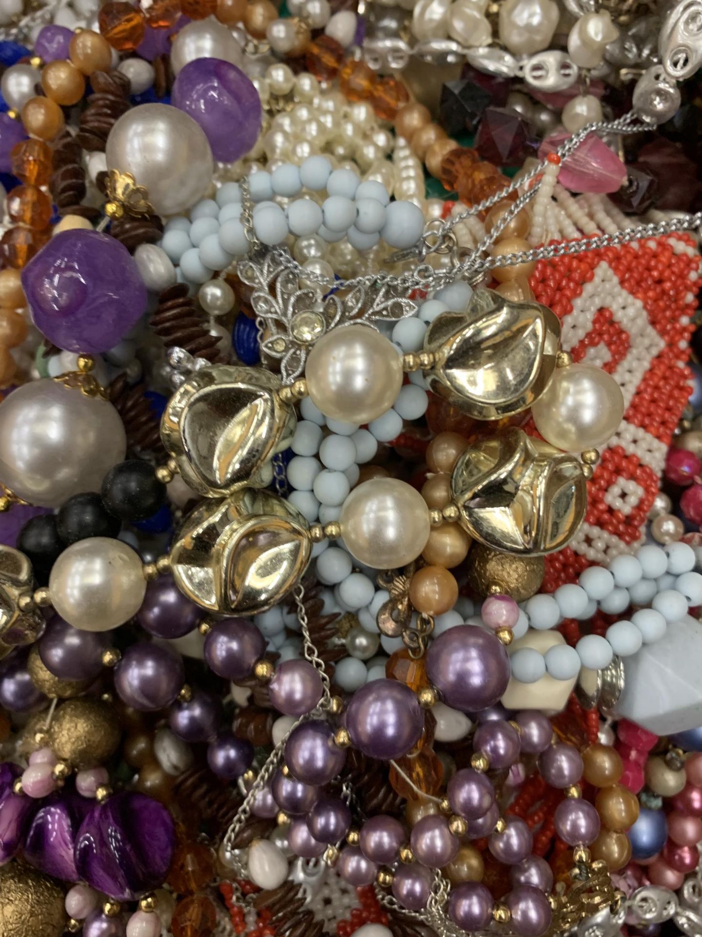 A QUANTITY OF COSTUME JEWELLERY NECKLACES AND BEADS - Image 4 of 4