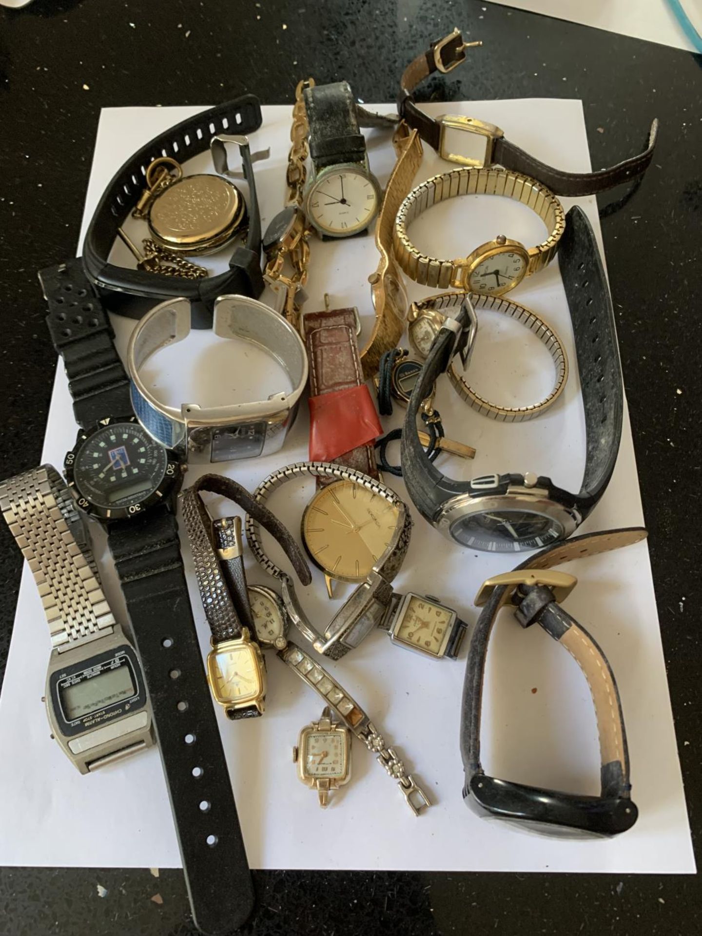 A LARGE COLLECTION OF WATCHES AND WATCH PARTS