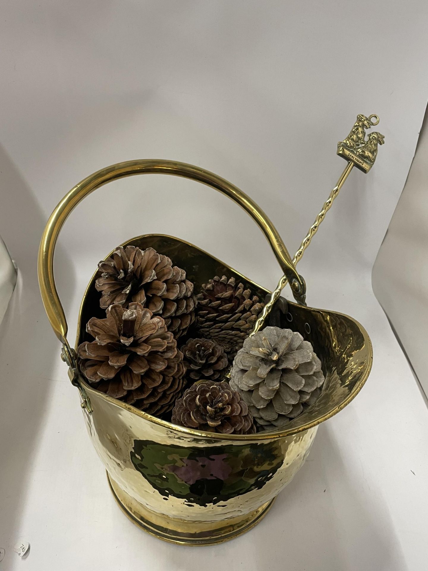 A VINTAGE HAMMERED EFFECT BRASS COAL BUCKET FILLED WITH PINE CONES - Image 2 of 3