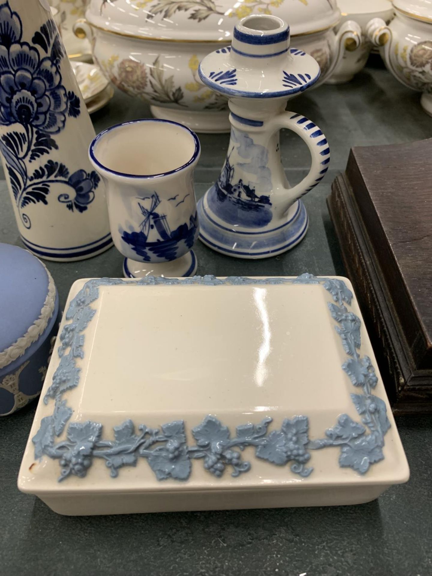 THREE PIECES OF DELFT BLUE AND WHITE POTTERY PLUS TWO PIECES OF WEDGWOOD - Image 3 of 6