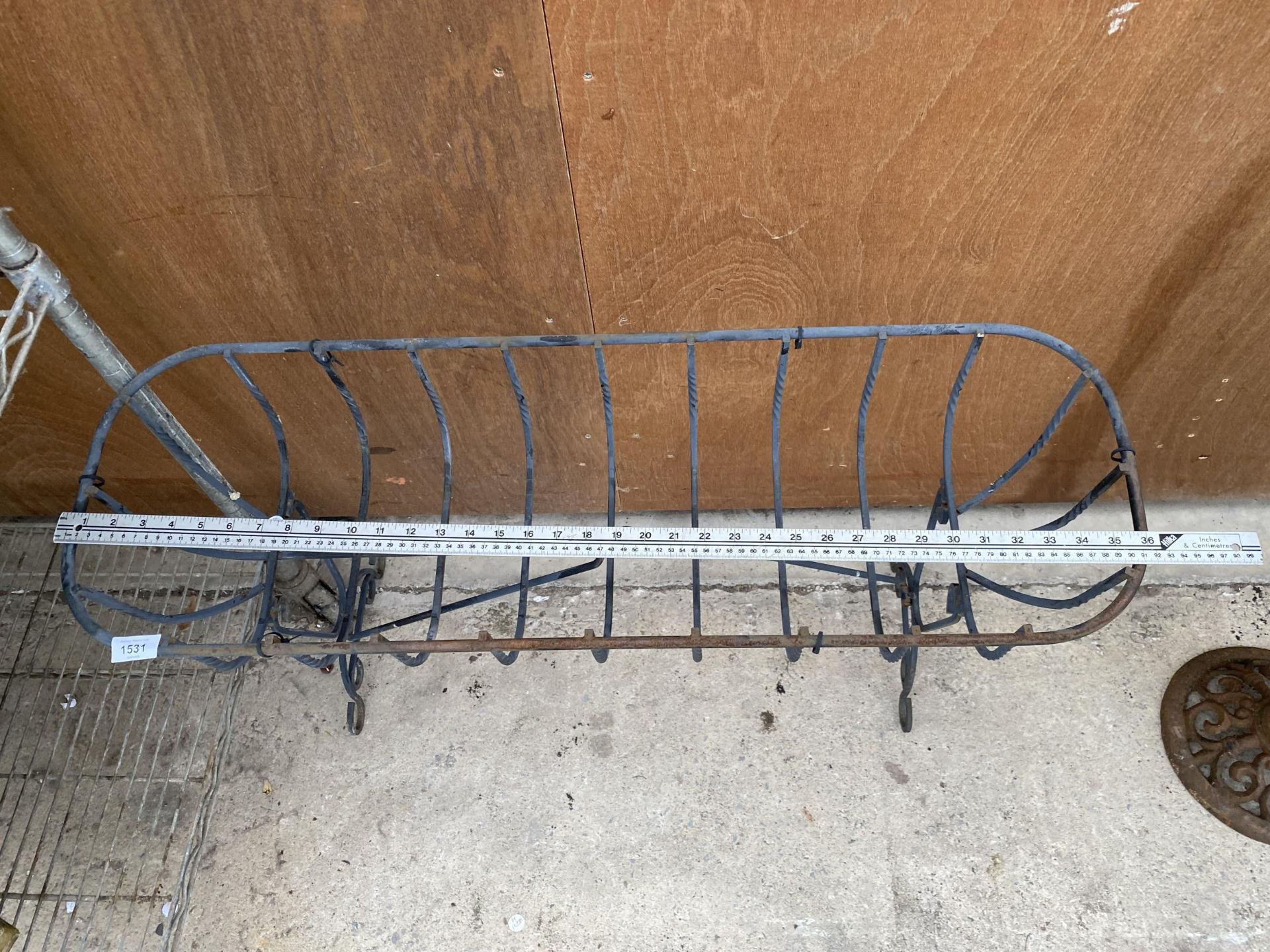 A WROUGHT IRON HAYRACK TROUGH PLANTER ON LEGS (L:91CM) - Image 3 of 4