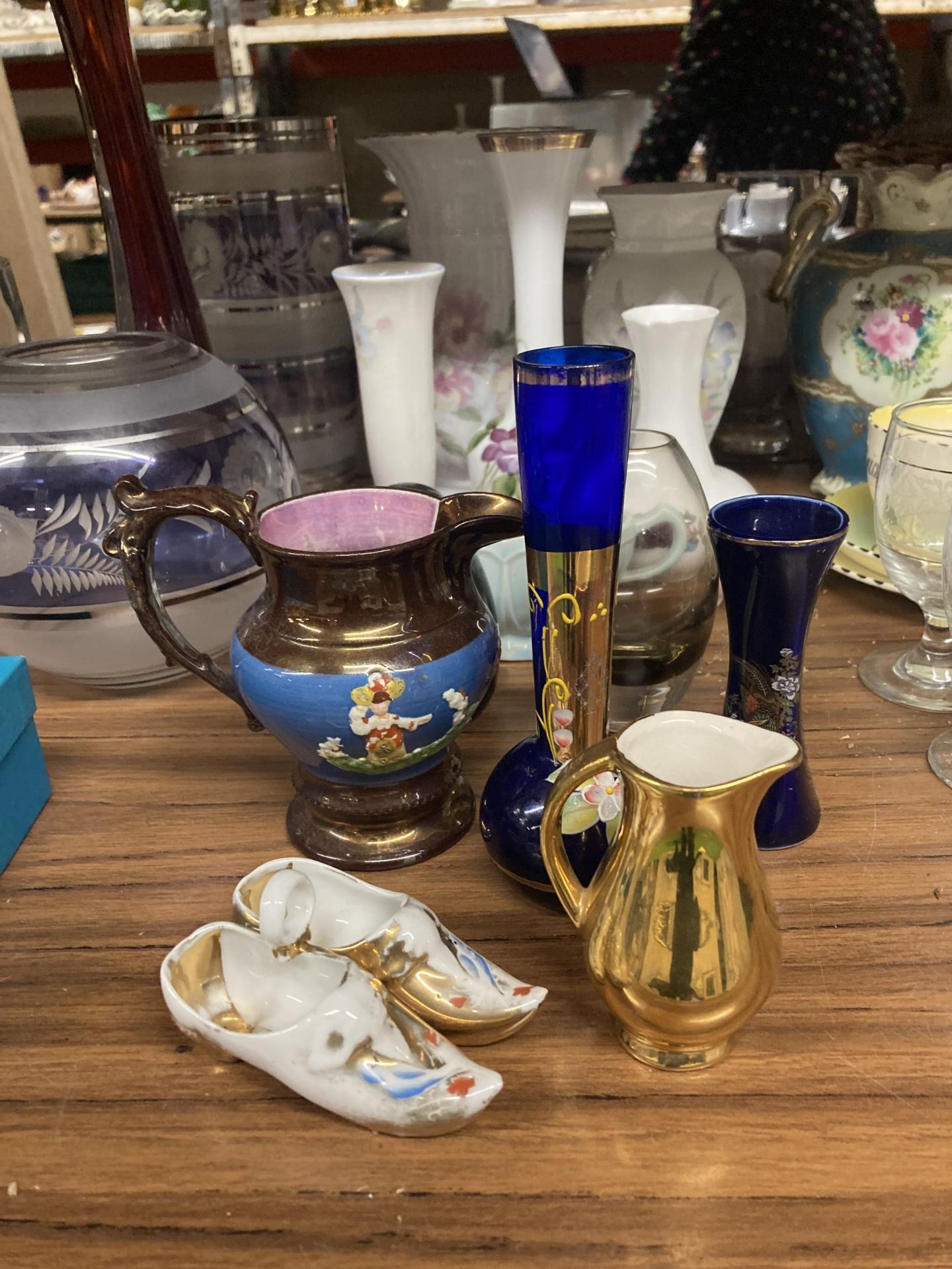 A MIXED COLLECTION OF CERAMIC AND GLASS ITEMS TO INCLUDE VASES, JUGS, ETC - Image 2 of 4