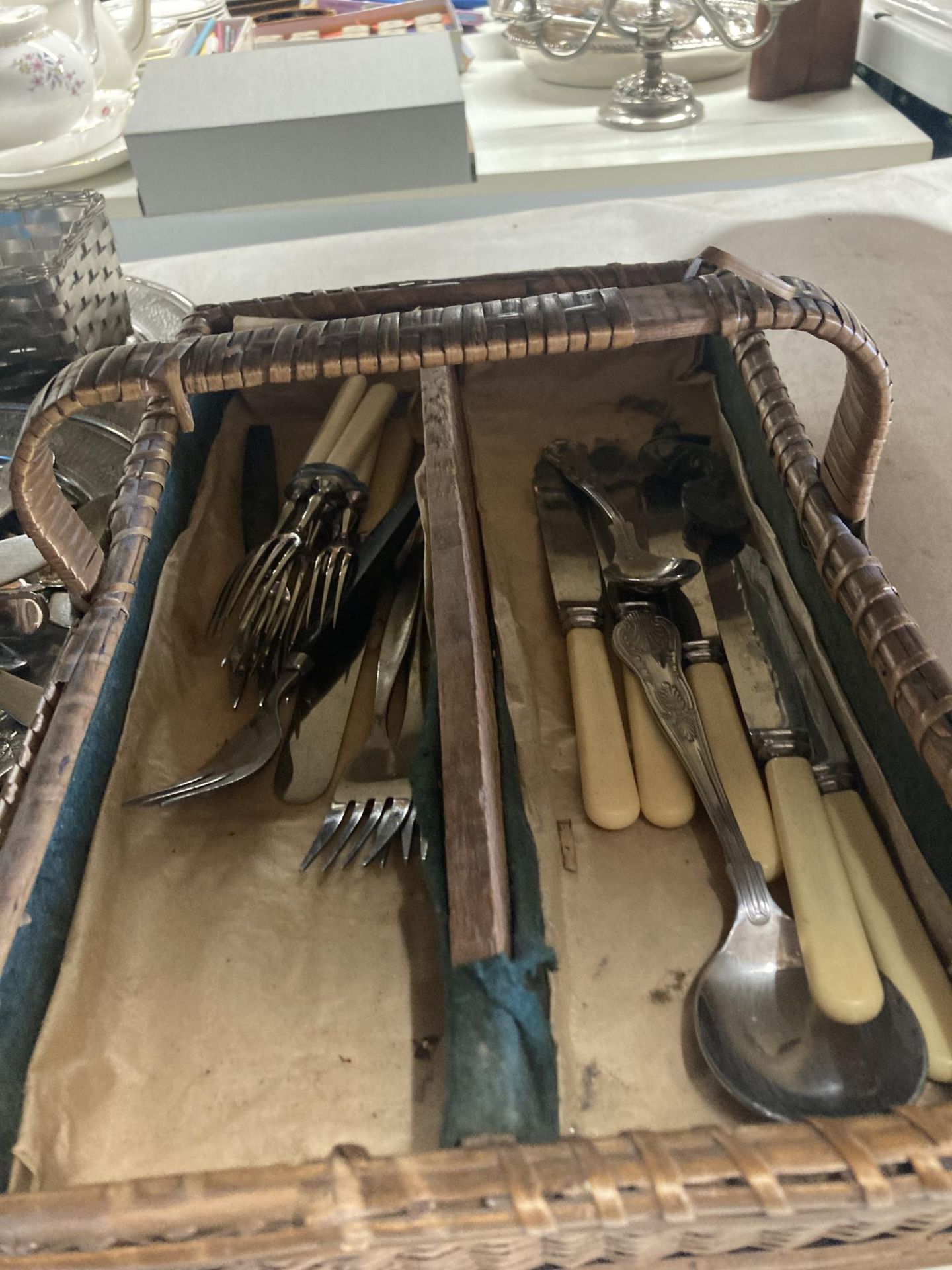 A QUANTITY OF VINTAGE FLATWARE IN A BASKET, PLUS THREE SILVER PLATED TRAYS, ETC - Image 2 of 6
