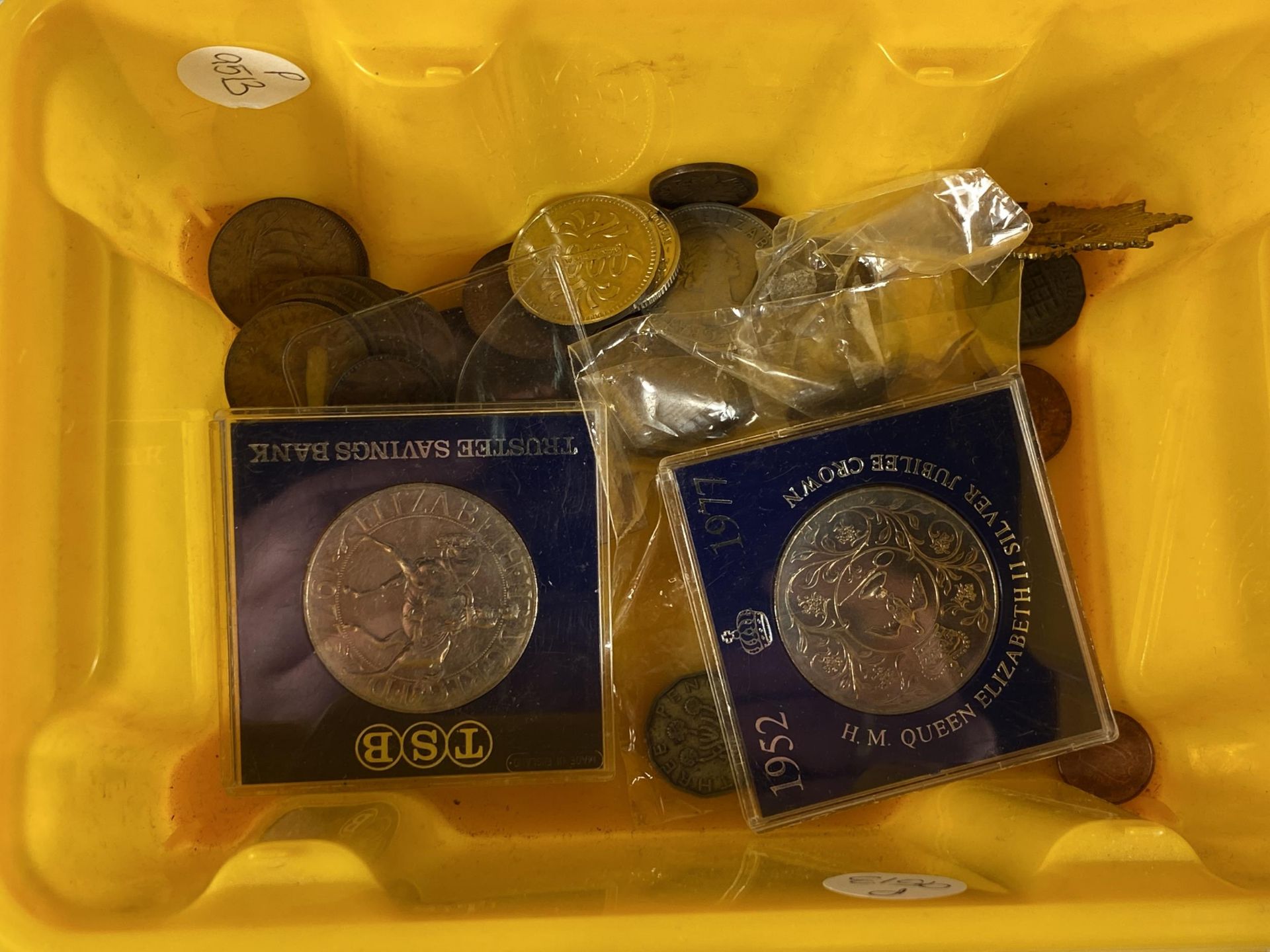 A MIXED LOT OF COINS TO INCLUDE BRITAINS FIRST DECIMAL COINS X 2, COMMEMORATIVE CROWNS ETC - Image 3 of 5