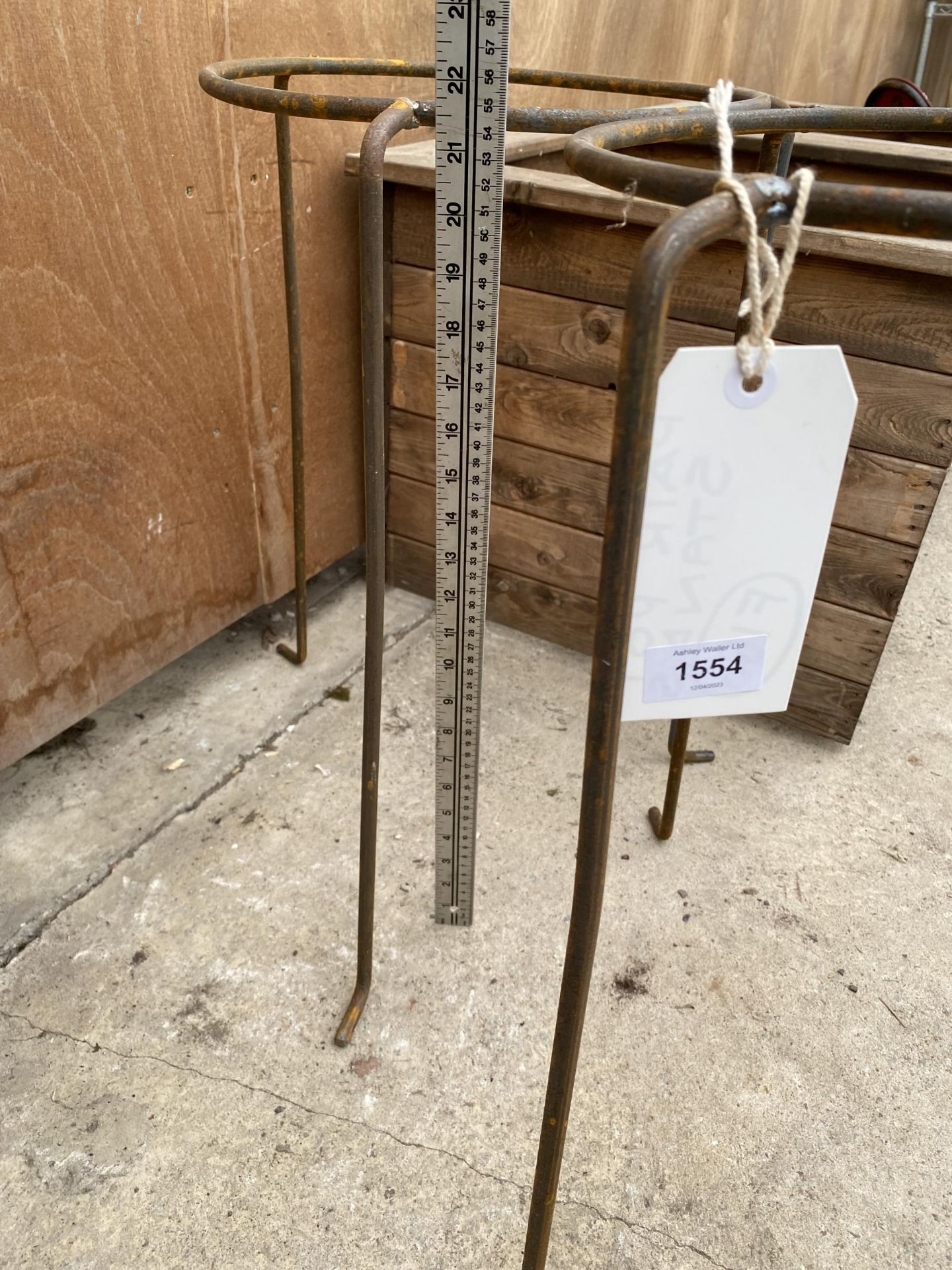 A PAIR OF METAL PLANT POT STANDS (H:55CM) - Image 2 of 3