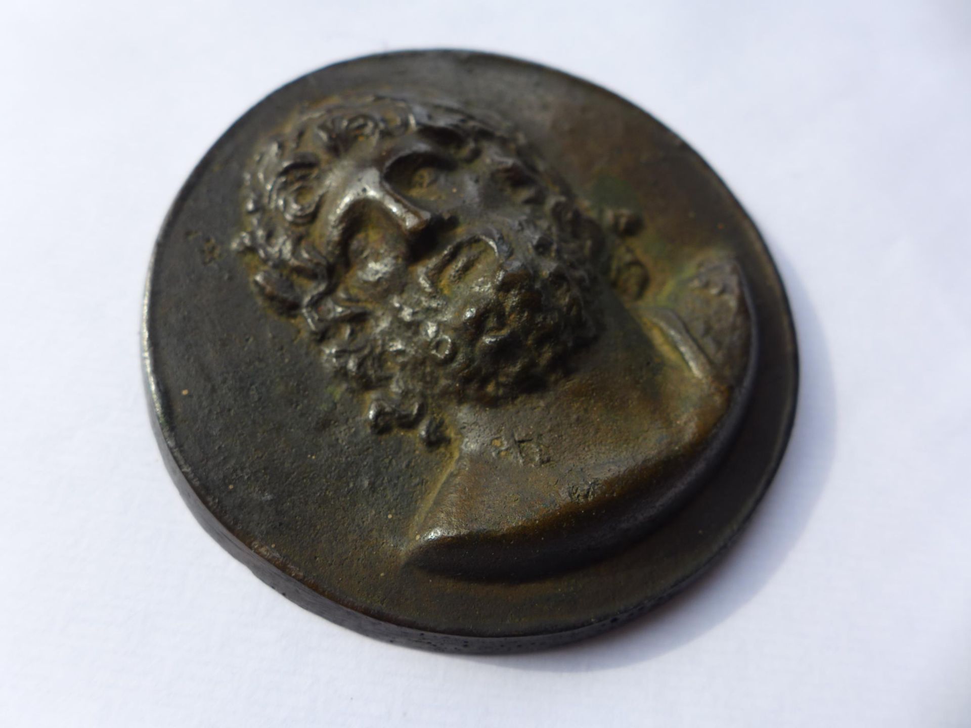 A LARGE RENAISSANCE TYPE BRONZE UNIFACE MEDAL OF A GOD, DIAMETER 8CM, CAST IN HIGH RELIEF - Image 2 of 4