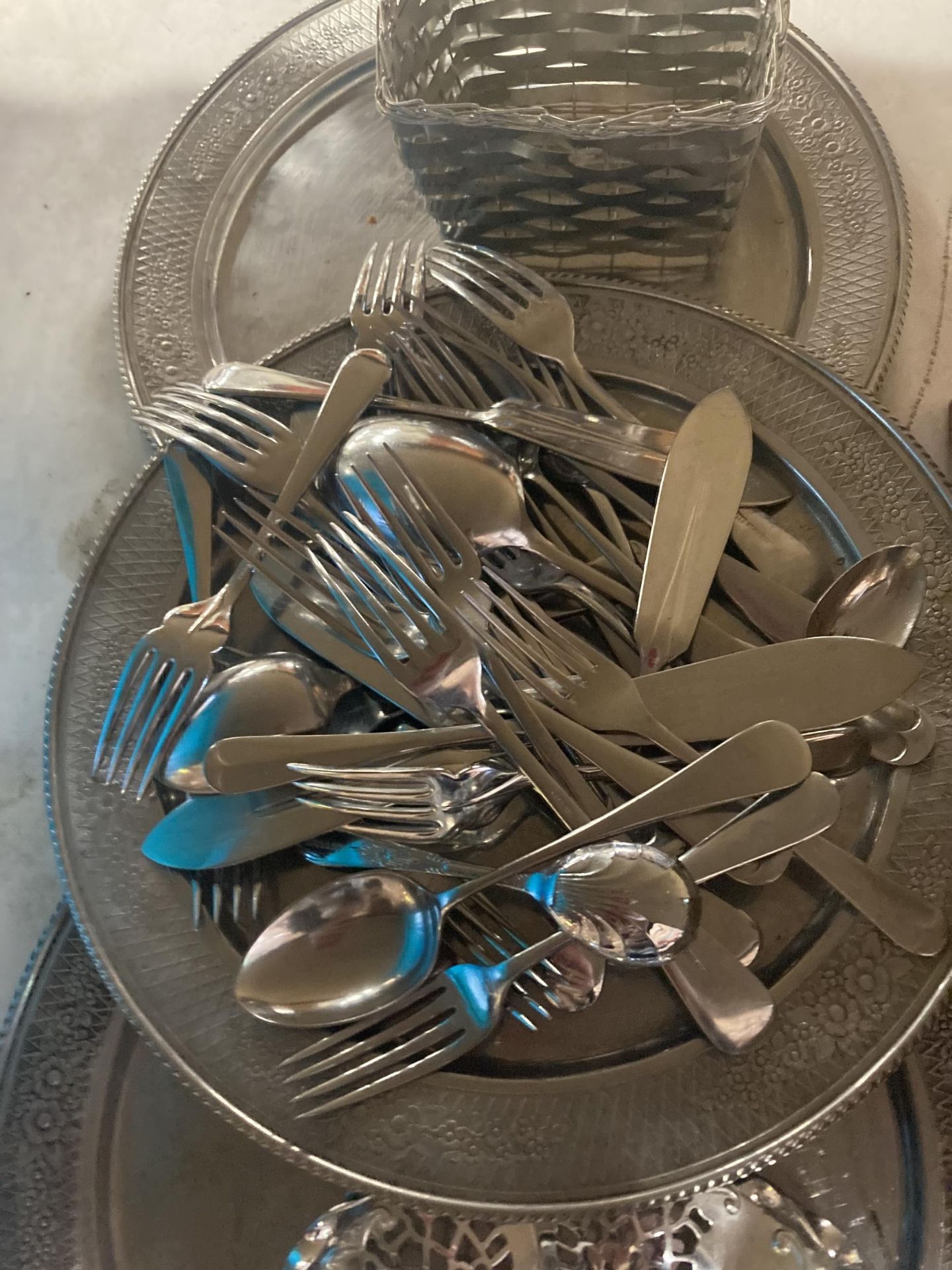 A QUANTITY OF VINTAGE FLATWARE IN A BASKET, PLUS THREE SILVER PLATED TRAYS, ETC - Image 4 of 6