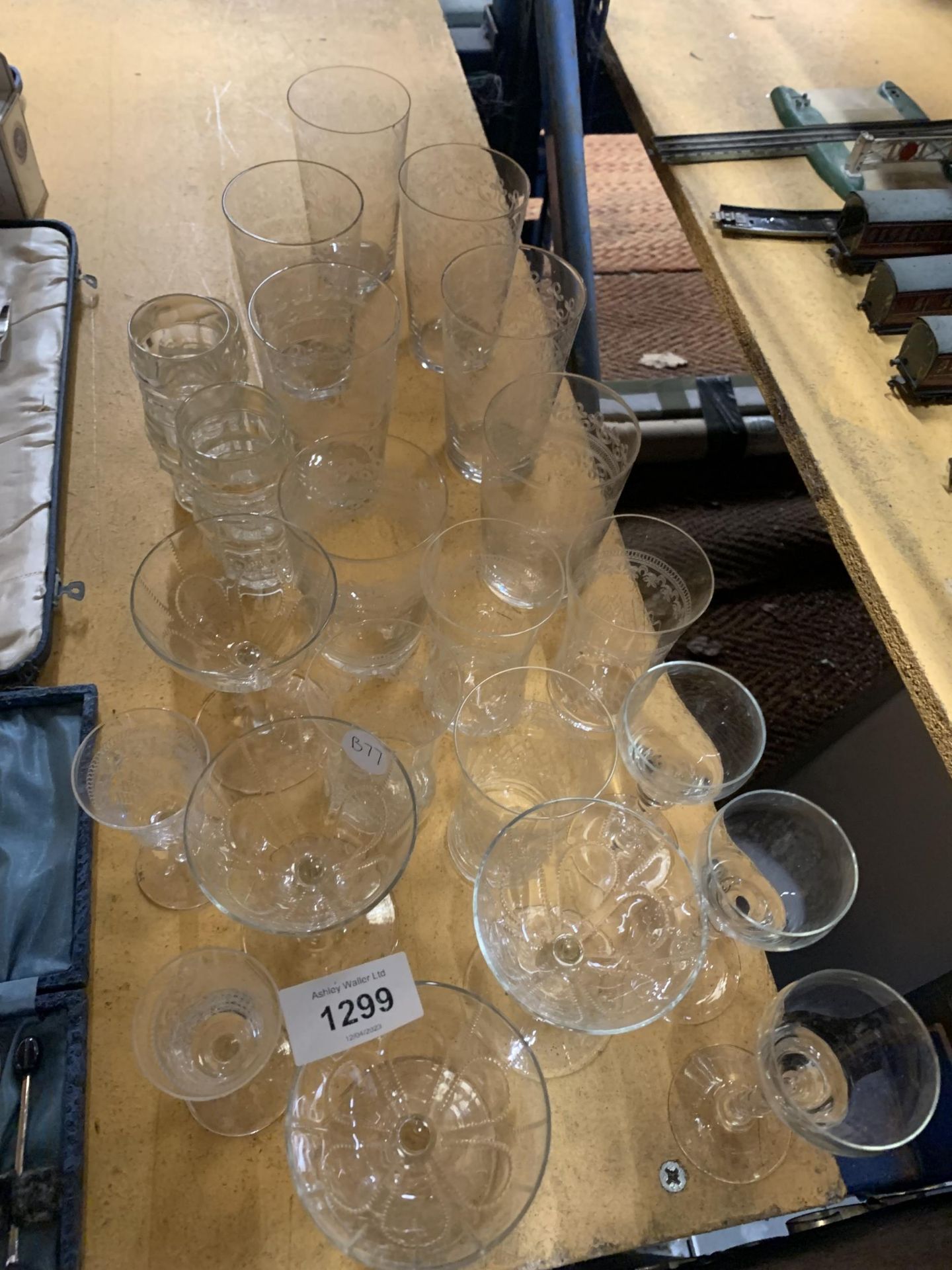 A QUANTITY OF GLASSWARE TO INCLUDE TWO LIQOUR GLASSES, FOUR SMALL AND SEVEN TALL TUMBLERS