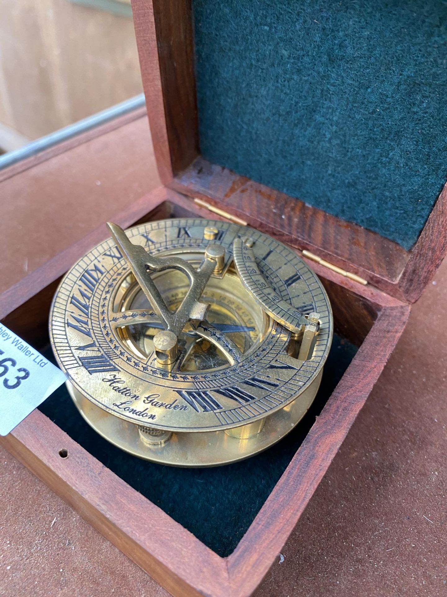 A VINTAGE BRASSS COMPASS BEARING THE STAMP' HATTON GARDEN LONDON' COMPLETE WITH WOODEN CASE - Image 2 of 3