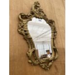 A DECORATIVE GILT FRAMED WALL MIRROR