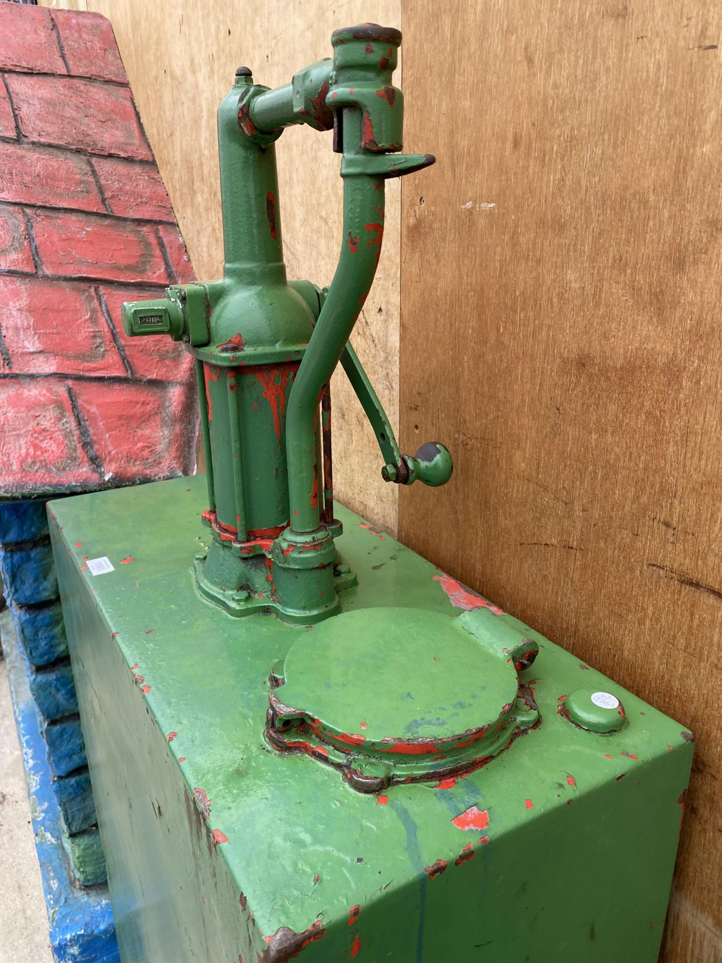 A LARGE VINTAGE MANUAL OIL DRUM AND PUMP - Image 2 of 4