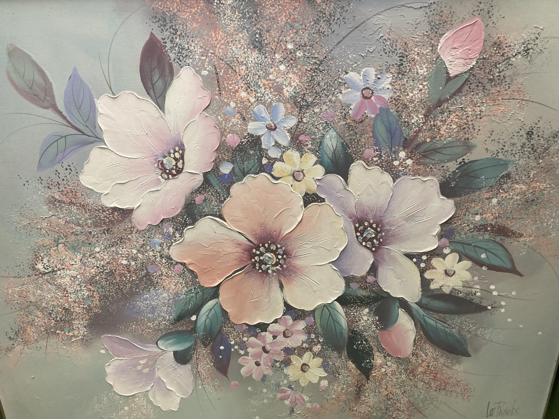 A LARGE FLORAL OIL ON CANVAS PAINTING SIGNED LEE REYNOLDS 128CM X 102CM - Image 3 of 3