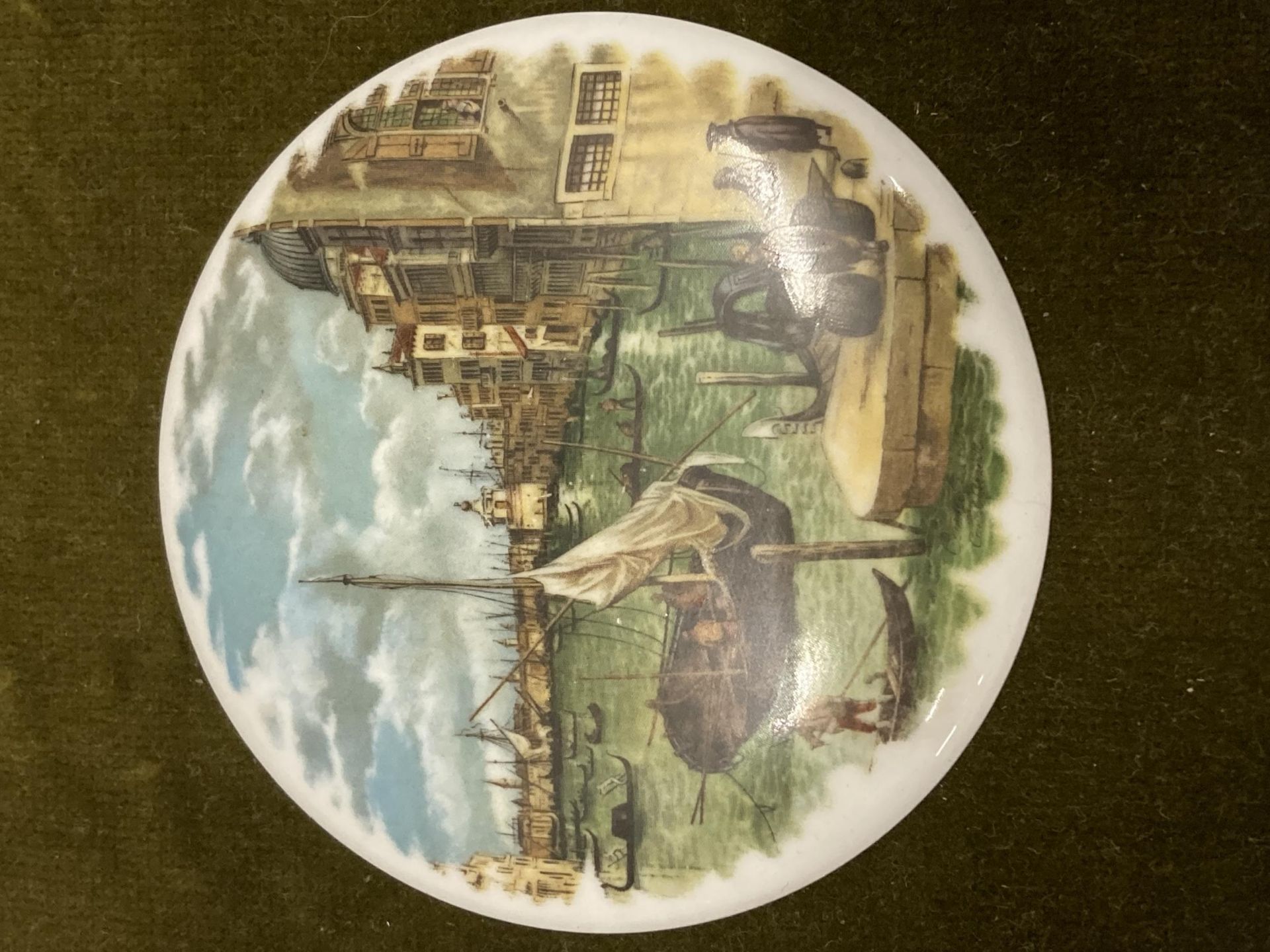 A GROUP OF FOUR VINTAGE PRATTWARE POT LIDS IN FRAMESTO INCLUDE SHAKESPEARES HOUSE ETC - Image 3 of 6