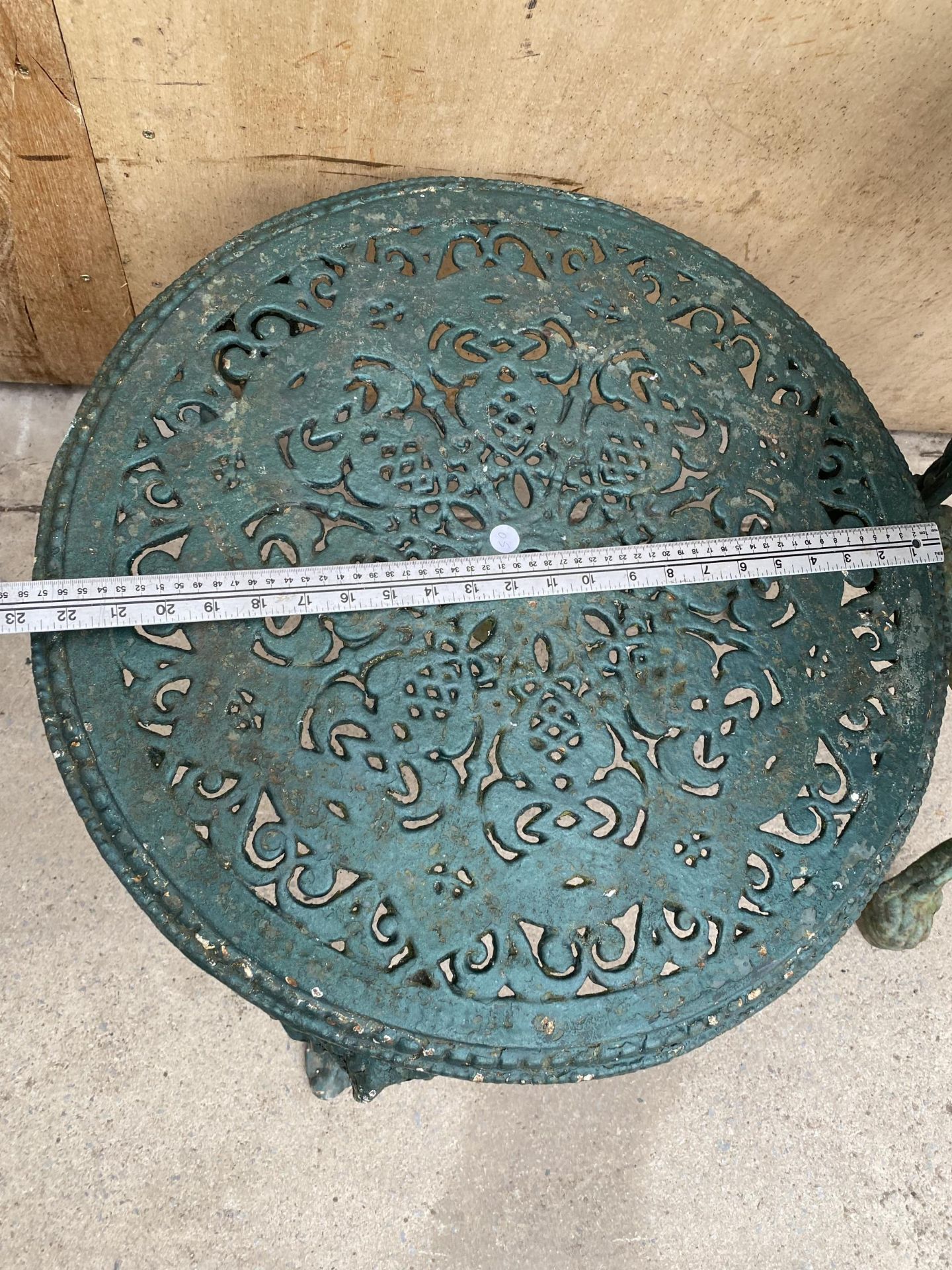 A VINTAGE CAST ALLOY BISTRO TABLE AND A FURTHER CAST ALLOY COFFEE TABLE - Image 4 of 5