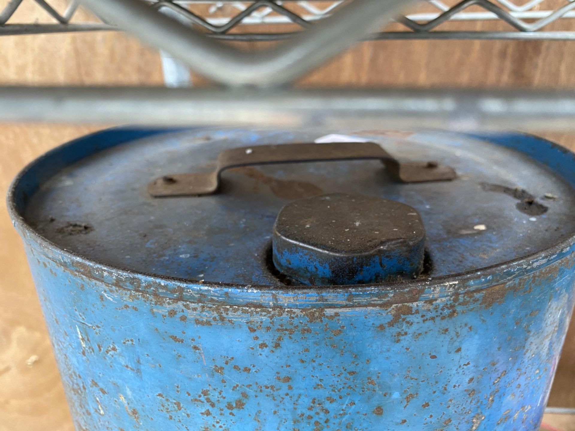 A VINTAGE VALOR ESSO BLUE PARAFIN 5 GALLON DRUM WITH TAP - Image 4 of 4