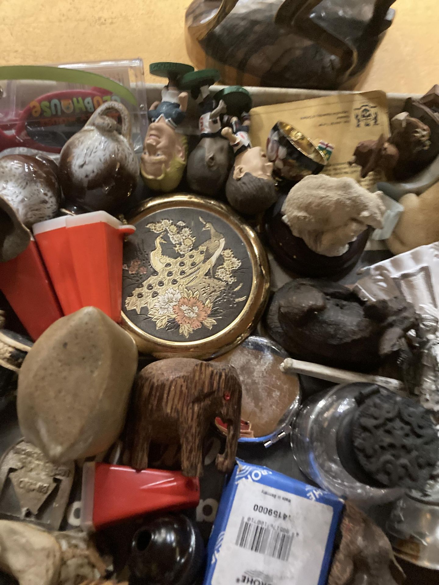 TWO TRAYS OF COLLECTABLES TO INCLUDE CERAMICS, GLASSWARE, SHELLS, FIGURES, ANIMALS, ETC., - Image 8 of 9