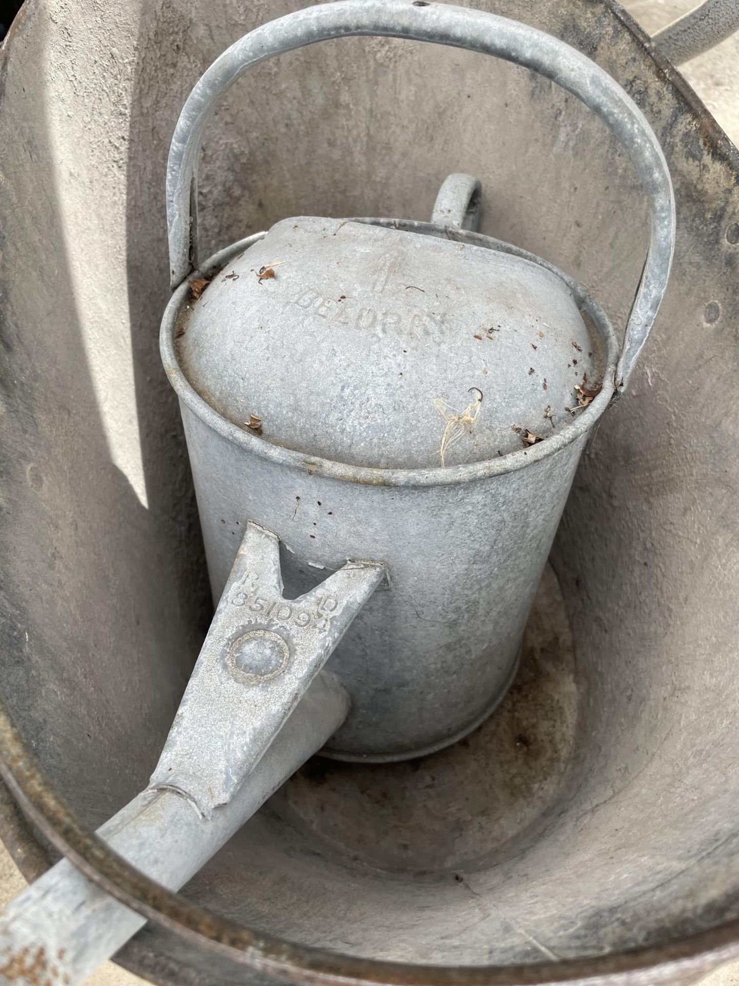 A GALVANISED COAL SKUTTLE AND A GALVANISED WATERING CAN - Image 2 of 2