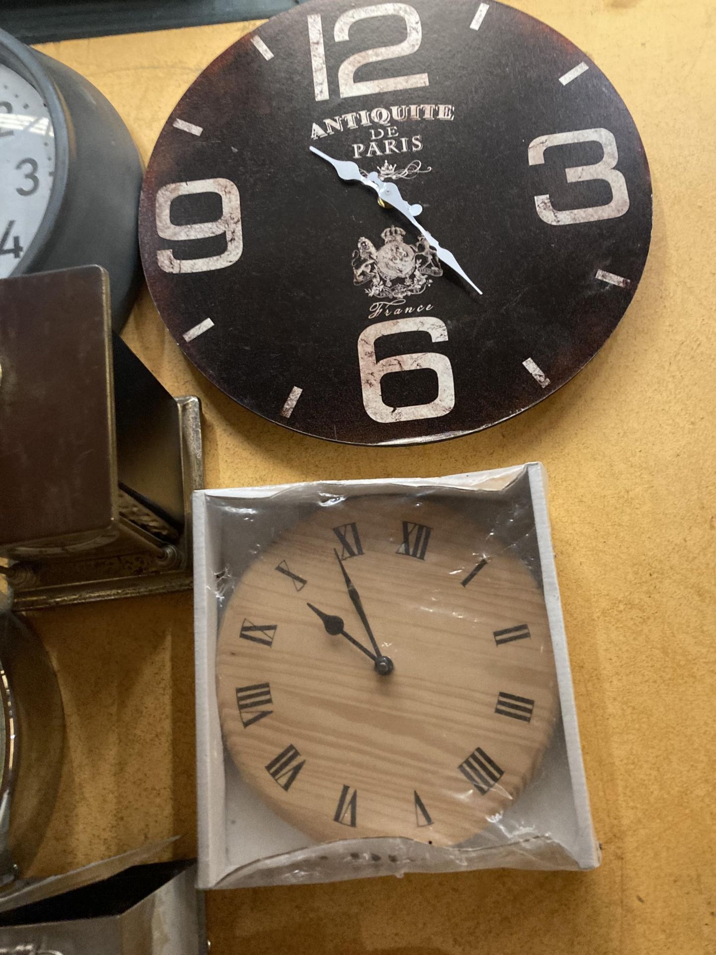 A QUANTITY OF CLOCKS TO INCLUDE VINTAGE TRAVEL ALARM CLOCKS, WALL CLOCKS AND CARRIAGE CLOCKS - Image 3 of 6