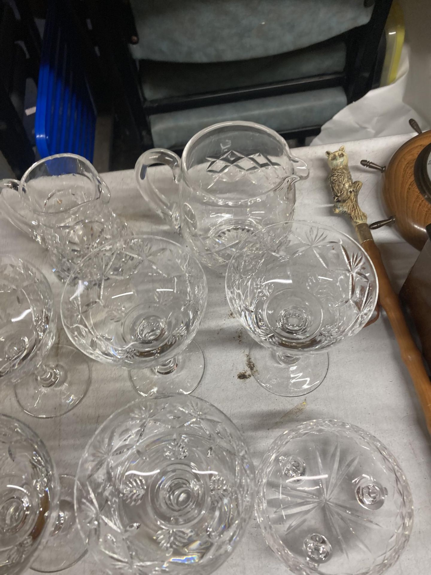 A QUANTITY OF GLASSWARE TO INCLUDE DESSERT BOWLS, SUGAR BOWLS, JUGS AND TRAY - Image 3 of 5