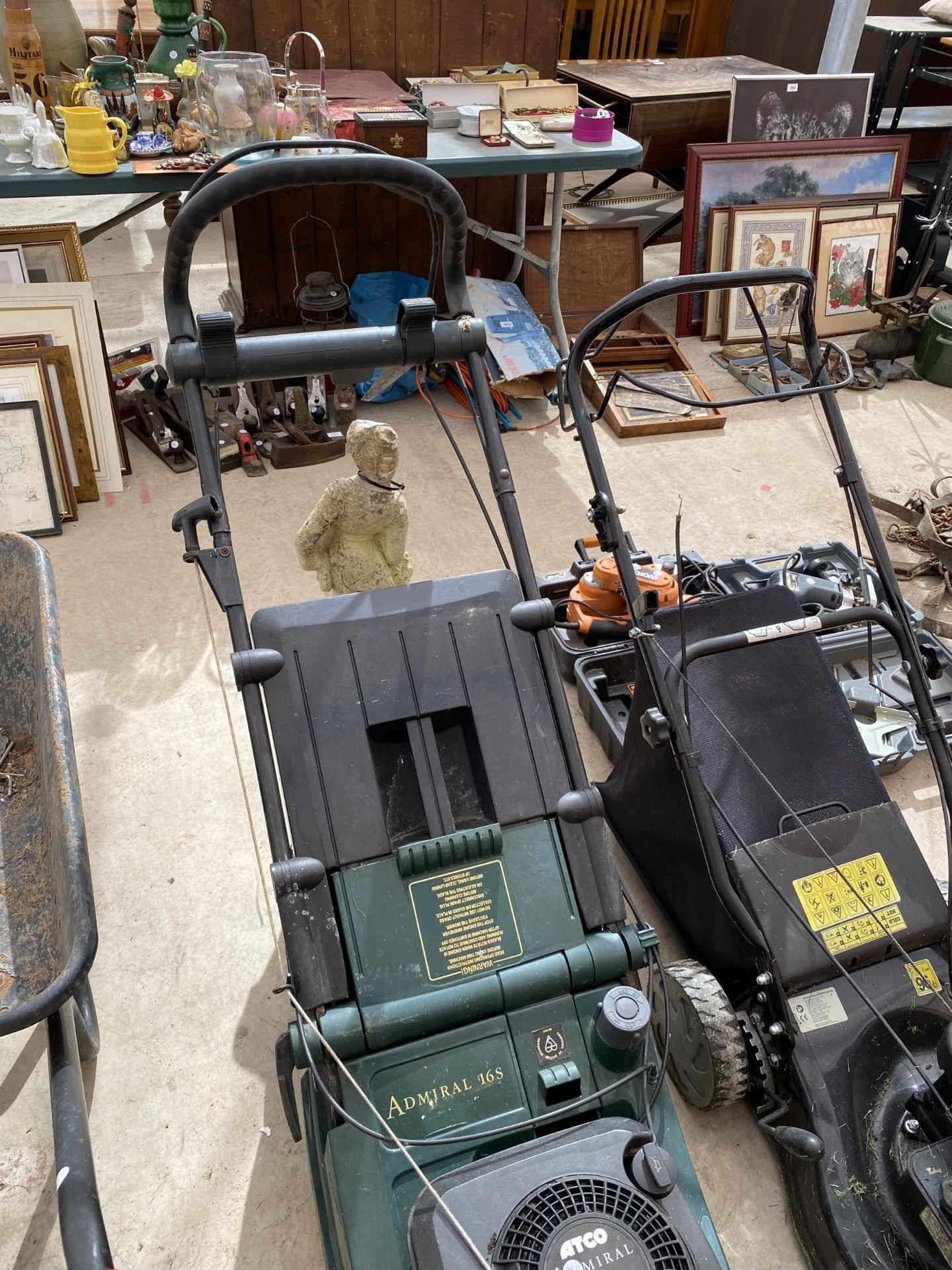 AN ATCO ADMIRAL 16S LAWN MOWER WITH BRIGGS AND STRATTON ENGINE AND GRASS BOX - Image 3 of 3