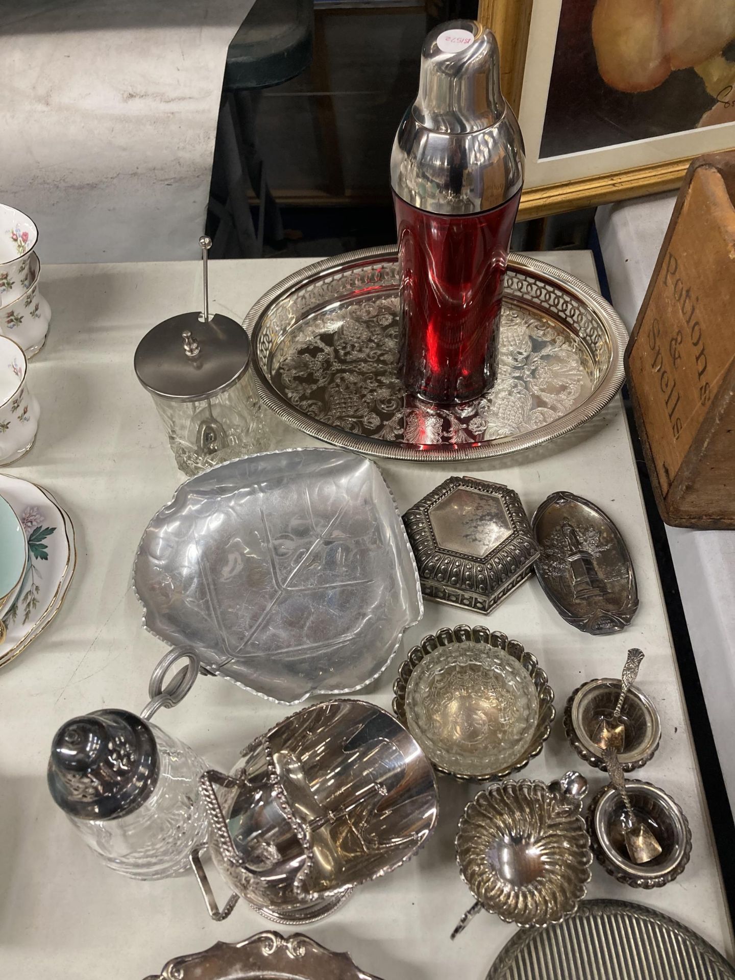 A LARGE QUANTITY OF SILVER PLATE TO INCLUDE A BUTTER DISH, MIRROR, FLOUR SHAKER, TRAY, NAPKINS, - Image 3 of 6