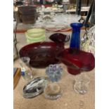 A QUANTITY OF GLASSWARE TO INCLUDE CRANBERRY GLASS BOWLS, PAPERWEIGHTS, SMALL VASES, BOWLS, ETC