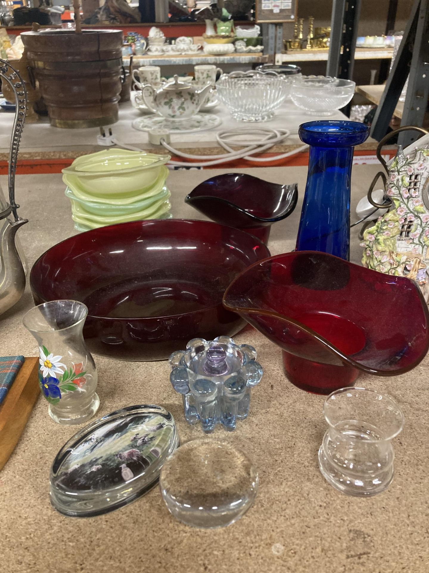 A QUANTITY OF GLASSWARE TO INCLUDE CRANBERRY GLASS BOWLS, PAPERWEIGHTS, SMALL VASES, BOWLS, ETC