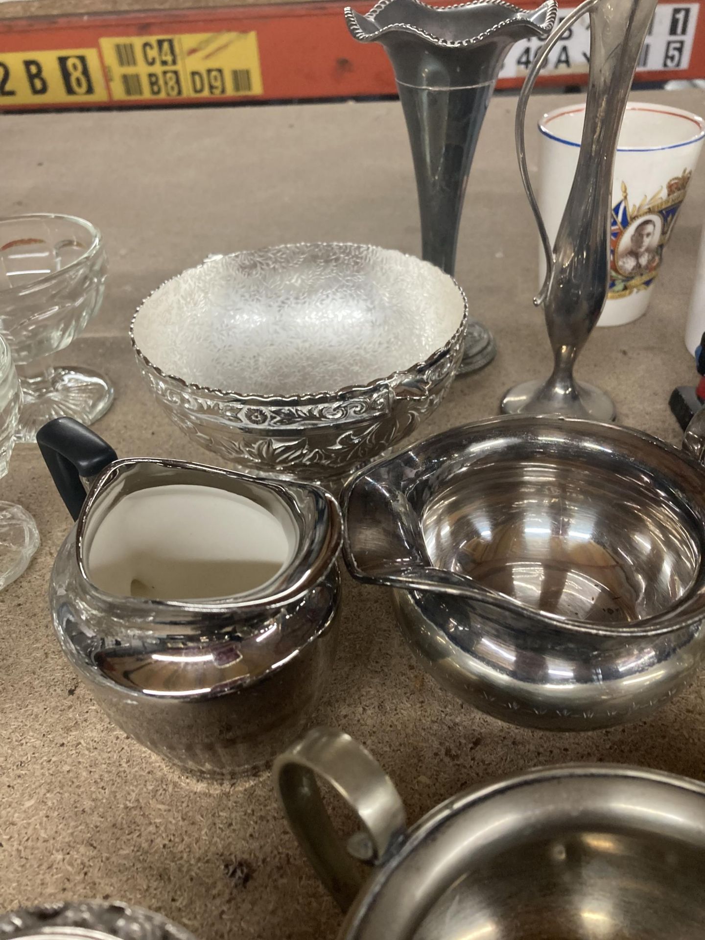 A QUANTITY OF SILVER PLATED ITEMS TO INCLUDE JUGS, BOWLS, A VASE, ETC - Image 2 of 3