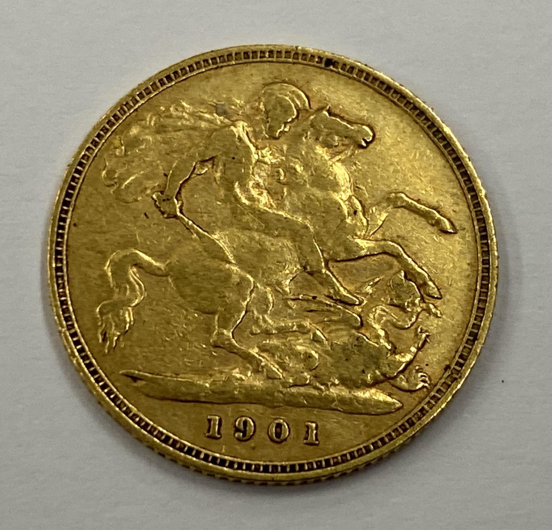 A VICTORIAN 1901 GOLD HALF SOVEREIGN COIN