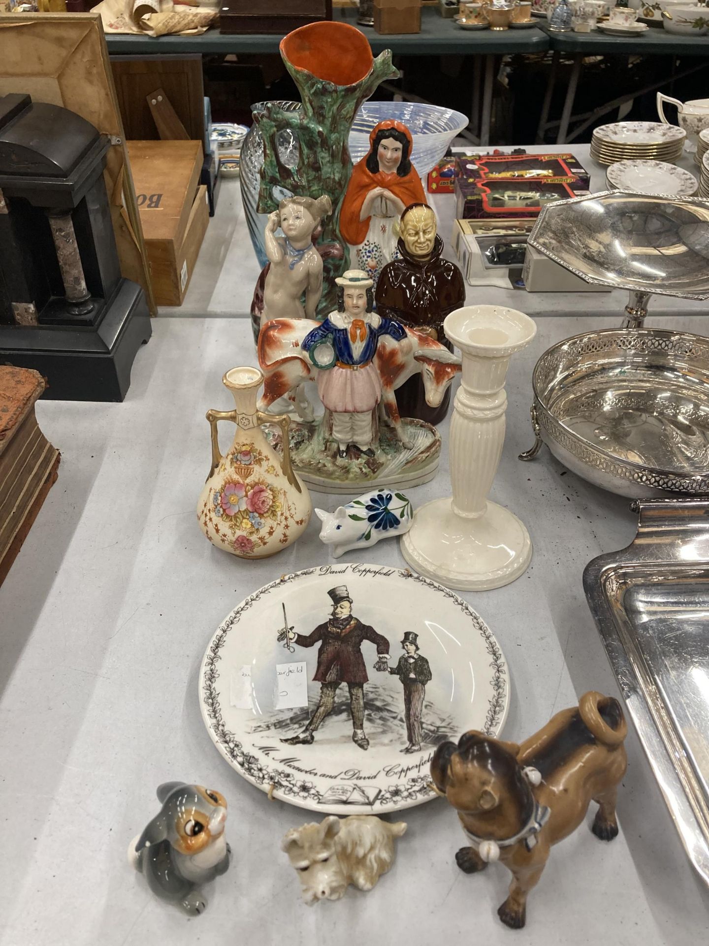 A QUANTITY OF CERAMIC FIGURES TO INCLUDE STAFFORDSHIRE FIGURES, A CANDLESTICK, CROWN DEVON BLUSH
