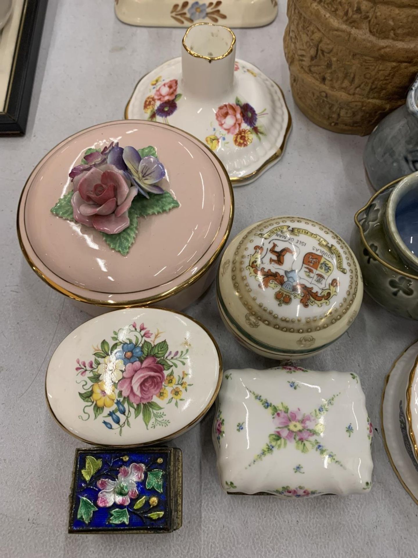 A MIXED LOT OF CERAMIC ITEMS TO INCLUDE TRINKET DISHES, A CARLTO WARE LEAF SHAPED JUG AND SAUCER, - Image 5 of 7