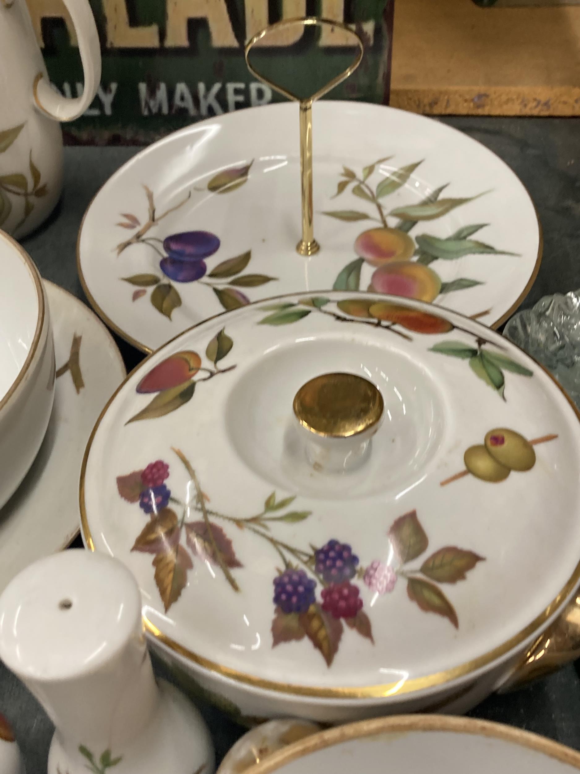 A QUANTITY OF ROYAL WORCESTER 'EVESHAM' DINNERWARE TO INCLUDE SERVING DISHES, A COFFEE POT, CRUET - Image 5 of 5